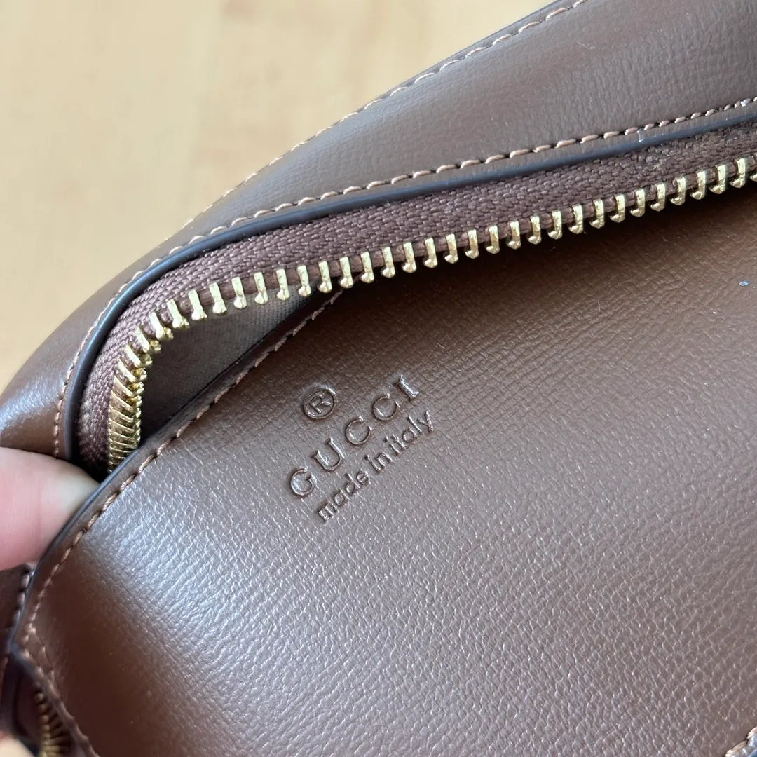 Actual shot #💰260 Style number: 760196 brown leather Size: 20✖️13✖️6cm 𝗚𝘂𝗰𝗰𝗶 𝗛𝗼𝗿𝘀𝗲𝗯𝗶𝘁 𝟭𝟵𝟱𝟱 camera bag The classic horsebit and retro style can be matched casually without going wrong. The size is invincible and friendly~ A cute toast bun shape🍞Not too big, not too small, just right! The length of the shoulder strap can be adjusted with a pin buckle for cross-body wear, and the capacity also meets daily needs~
