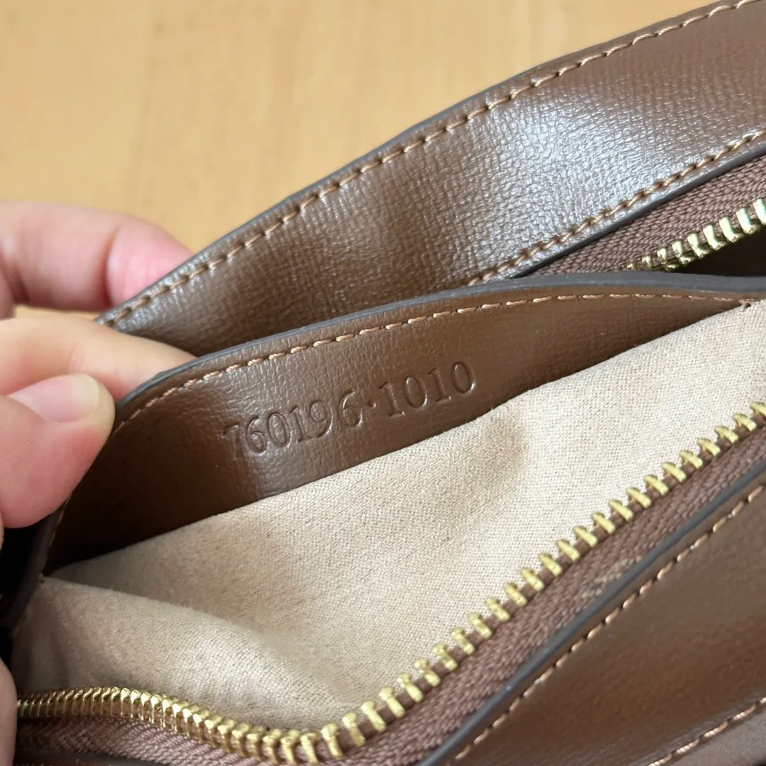 Actual shot #💰260 Style number: 760196 brown leather Size: 20✖️13✖️6cm 𝗚𝘂𝗰𝗰𝗶 𝗛𝗼𝗿𝘀𝗲𝗯𝗶𝘁 𝟭𝟵𝟱𝟱 camera bag The classic horsebit and retro style can be matched casually without going wrong. The size is invincible and friendly~ A cute toast bun shape🍞Not too big, not too small, just right! The length of the shoulder strap can be adjusted with a pin buckle for cross-body wear, and the capacity also meets daily needs~