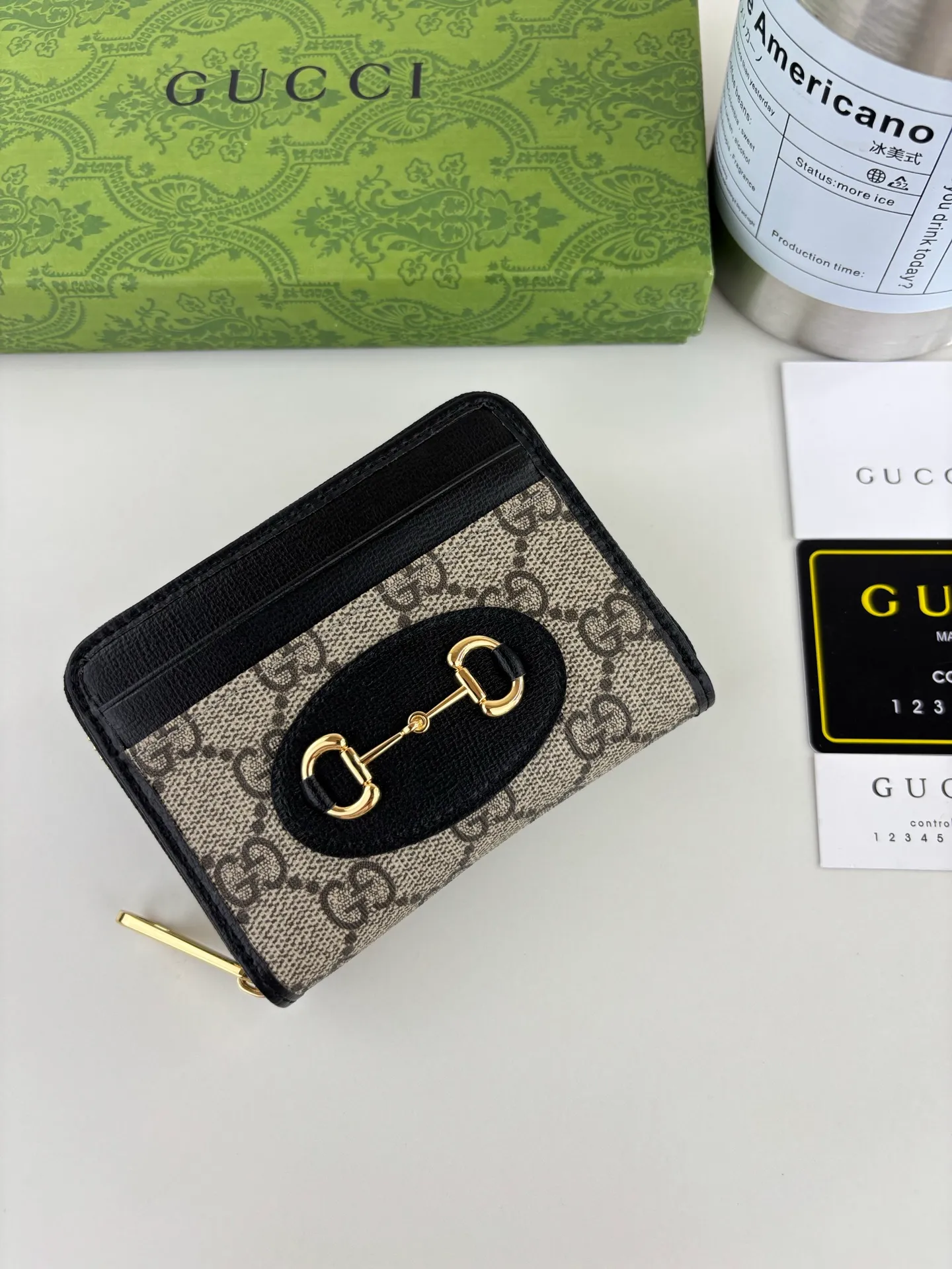 💰140 GUCCl Gucci has newly launched this 1955 horsebit card holder made of GG Supreme high-grade artificial canvas and black leather. This series adopts the double ring and long strip design that is consistent with the handbag. This detail is inspired by the equestrian origin of the brand. It is one of Gucci's classic heritage and one of the brand's most representative symbolic elements. Style number: 658549 Size: 11.5cm x 8.5cm x 3cm Color: black