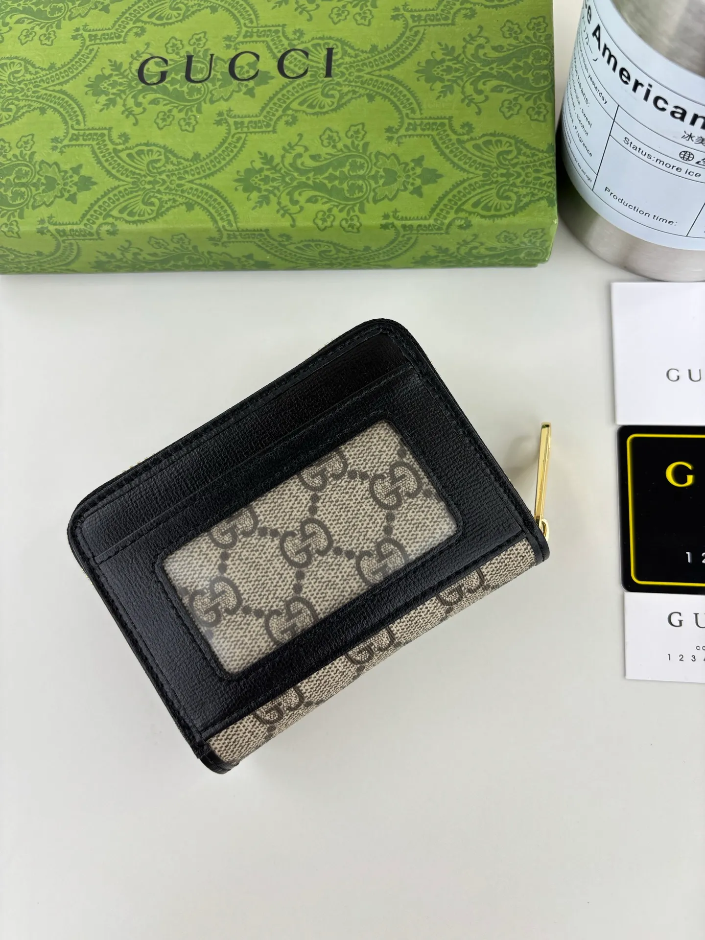 💰140 GUCCl Gucci has newly launched this 1955 horsebit card holder made of GG Supreme high-grade artificial canvas and black leather. This series adopts the double ring and long strip design that is consistent with the handbag. This detail is inspired by the equestrian origin of the brand. It is one of Gucci's classic heritage and one of the brand's most representative symbolic elements. Style number: 658549 Size: 11.5cm x 8.5cm x 3cm Color: black