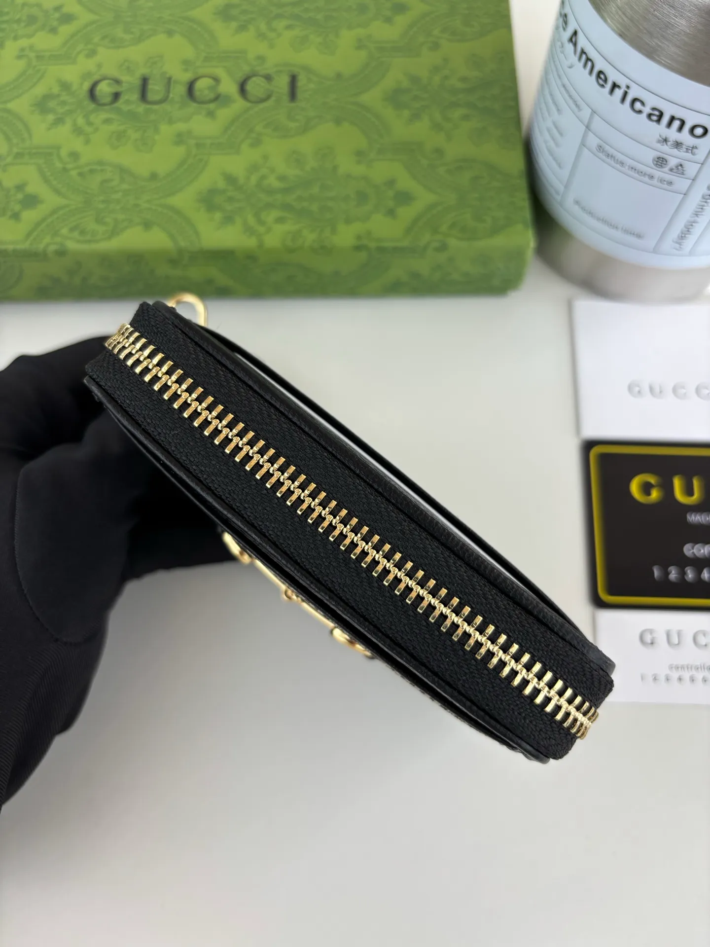 💰140 GUCCl Gucci has newly launched this 1955 horsebit card holder made of GG Supreme high-grade artificial canvas and black leather. This series adopts the double ring and long strip design that is consistent with the handbag. This detail is inspired by the equestrian origin of the brand. It is one of Gucci's classic heritage and one of the brand's most representative symbolic elements. Style number: 658549 Size: 11.5cm x 8.5cm x 3cm Color: black