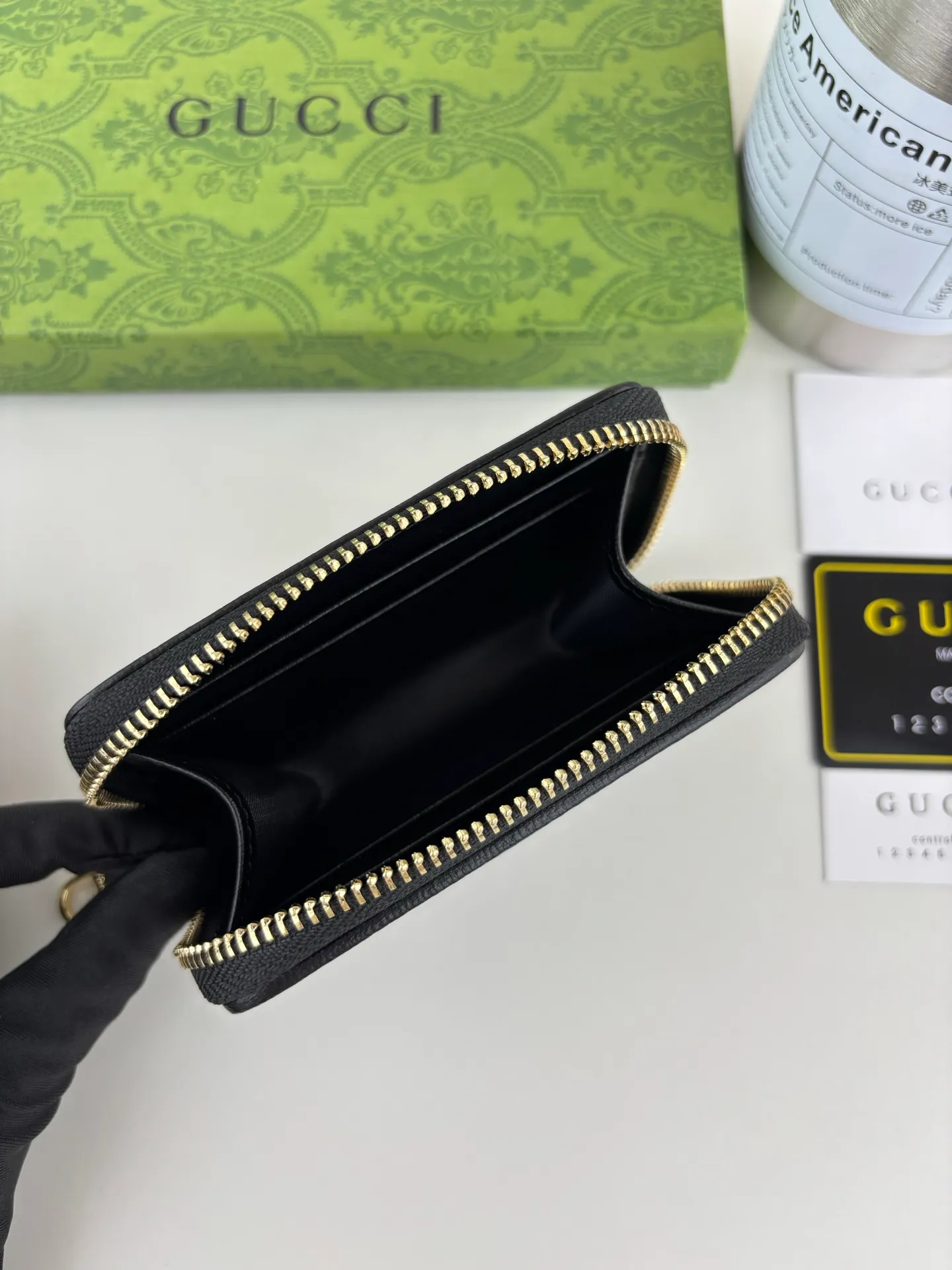 💰140 GUCCl Gucci has newly launched this 1955 horsebit card holder made of GG Supreme high-grade artificial canvas and black leather. This series adopts the double ring and long strip design that is consistent with the handbag. This detail is inspired by the equestrian origin of the brand. It is one of Gucci's classic heritage and one of the brand's most representative symbolic elements. Style number: 658549 Size: 11.5cm x 8.5cm x 3cm Color: black