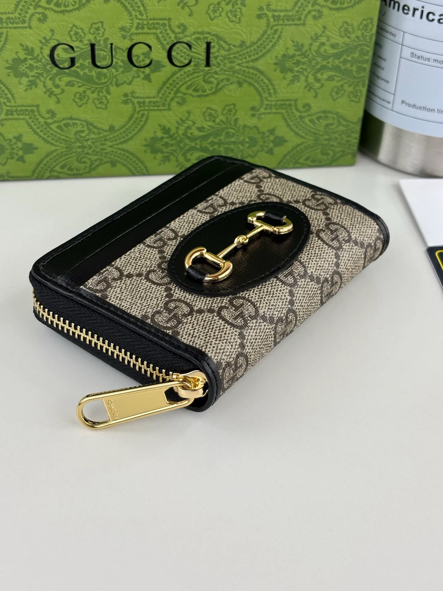 💰140 GUCCl Gucci has newly launched this 1955 horsebit card holder made of GG Supreme high-grade artificial canvas and black leather. This series adopts the double ring and long strip design that is consistent with the handbag. This detail is inspired by the equestrian origin of the brand. It is one of Gucci's classic heritage and one of the brand's most representative symbolic elements. Style number: 658549 Size: 11.5cm x 8.5cm x 3cm Color: black