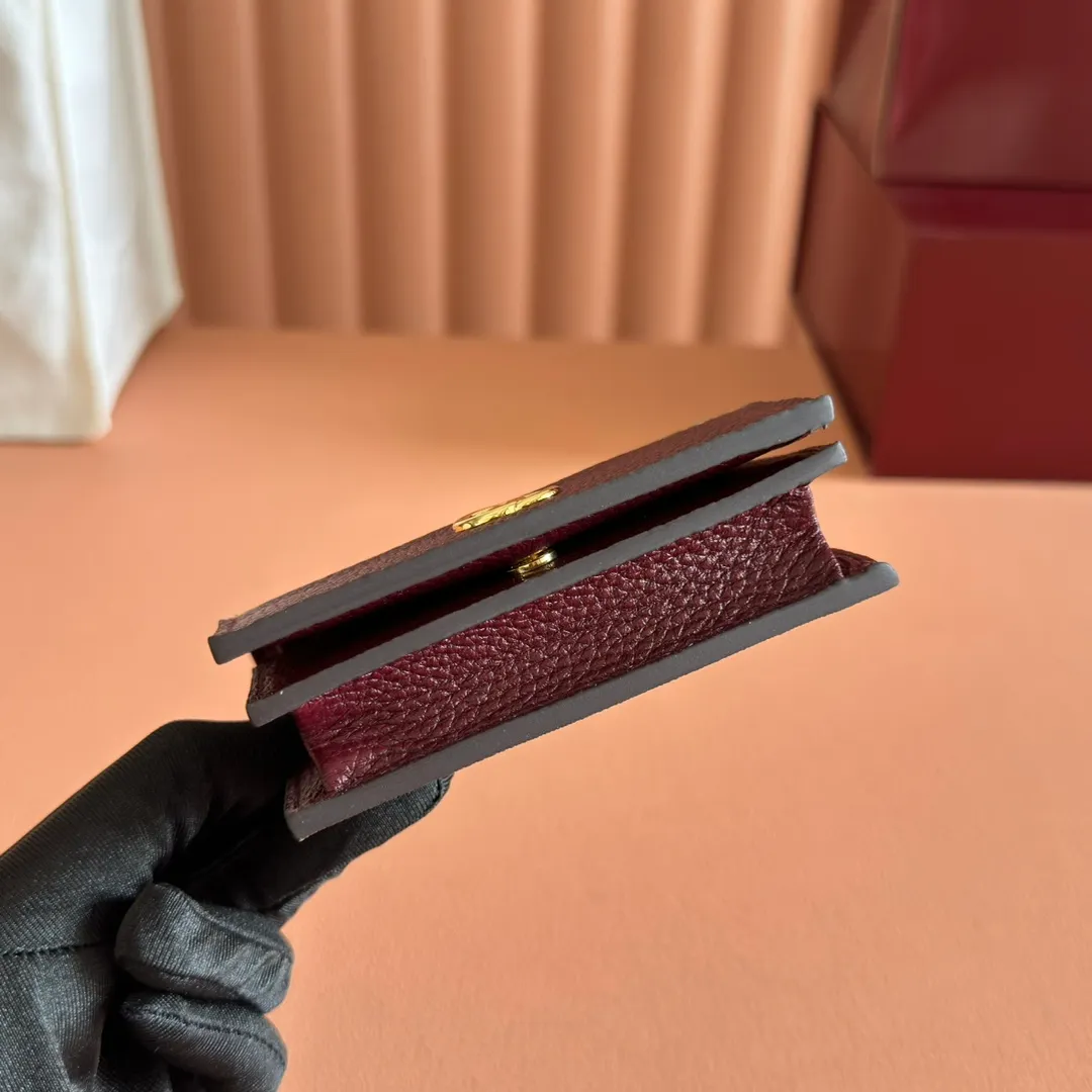 p380. 📣📣📣【Original leather with full counter packaging】🔥🔥GG Marmont series card holder This GG Marmont series card holder is made of classic and durable black leather, adding another classic to the "Aria-Fashion Aria" series. The Double G accessory originates from the belt buckle design of the 1970s, and is reinterpreted on this wallet in tone-on-tone resin. The classic design is combined with a monochromatic color scheme to highlight the modern fashion style. Model: 456126. Size: 11*9*3cm. Color: Encore Red/Full Leather.