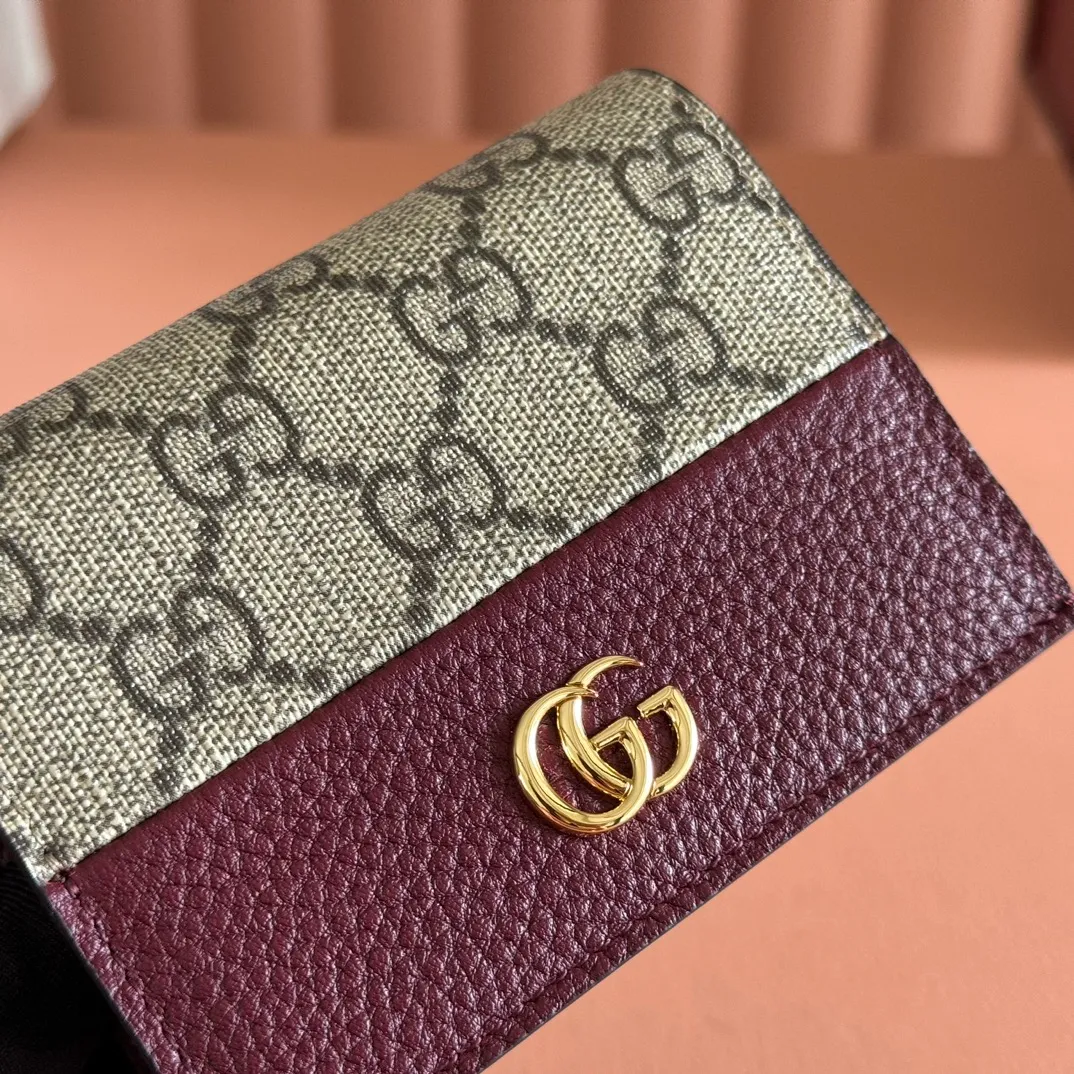 p380. 📣📣📣【Original leather with full counter packaging】🔥🔥GG Marmont series card holder This GG Marmont series card holder is made of classic and durable black leather, adding another classic to the "Aria-Fashion Aria" series. The Double G accessory originates from the belt buckle design of the 1970s, and is reinterpreted on this wallet in tone-on-tone resin. The classic design is combined with a monochromatic color scheme to highlight the modern fashion style. Model: 456126. Size: 11*9*3cm. Color: Encore Red/Full Leather.
