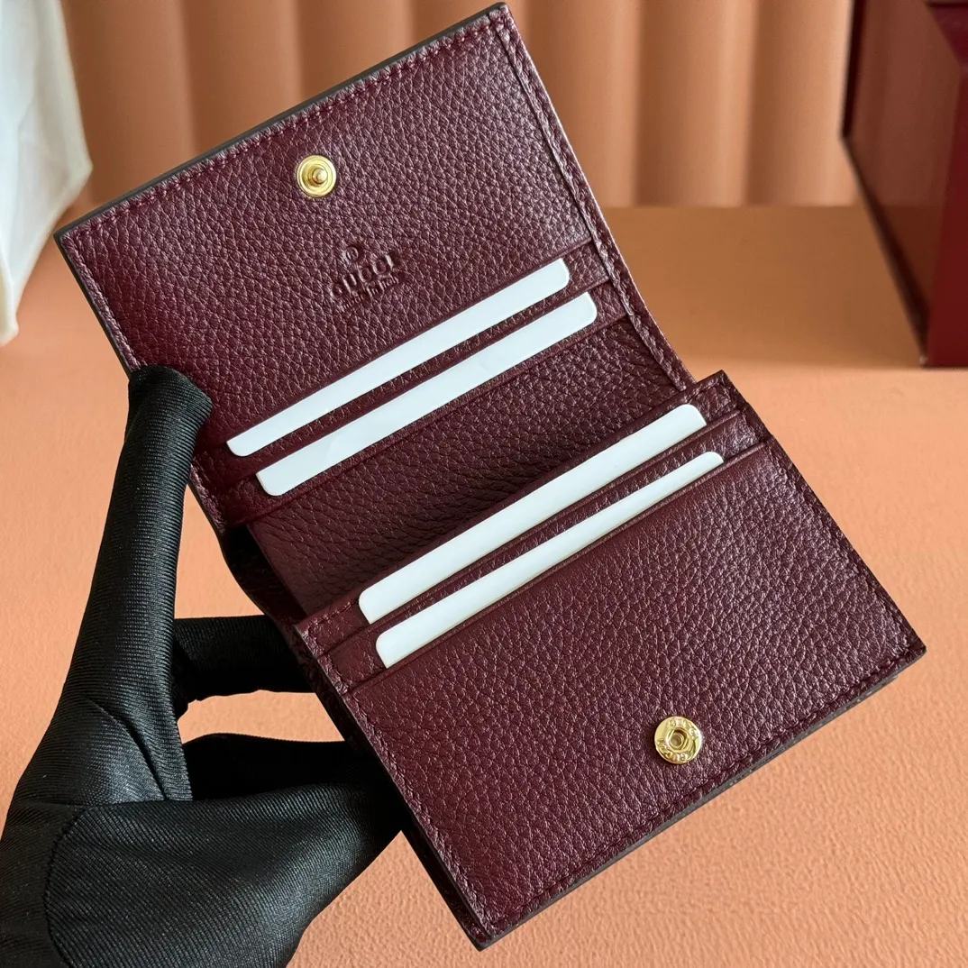 p380. 📣📣📣【Original leather with full counter packaging】🔥🔥GG Marmont series card holder This GG Marmont series card holder is made of classic and durable black leather, adding another classic to the "Aria-Fashion Aria" series. The Double G accessory originates from the belt buckle design of the 1970s, and is reinterpreted on this wallet in tone-on-tone resin. The classic design is combined with a monochromatic color scheme to highlight the modern fashion style. Model: 456126. Size: 11*9*3cm. Color: Encore Red/Full Leather.