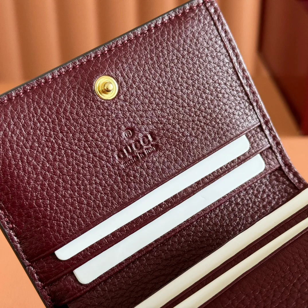 p380. 📣📣📣【Original leather with full counter packaging】🔥🔥GG Marmont series card holder This GG Marmont series card holder is made of classic and durable black leather, adding another classic to the "Aria-Fashion Aria" series. The Double G accessory originates from the belt buckle design of the 1970s, and is reinterpreted on this wallet in tone-on-tone resin. The classic design is combined with a monochromatic color scheme to highlight the modern fashion style. Model: 456126. Size: 11*9*3cm. Color: Encore Red/Full Leather.