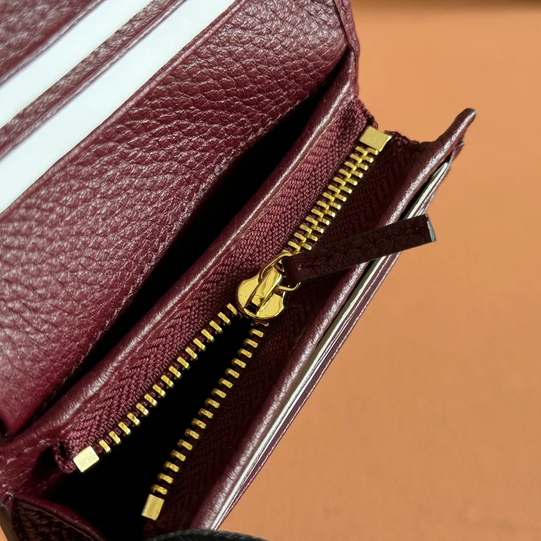 p380. 📣📣📣【Original leather with full counter packaging】🔥🔥GG Marmont series card holder This GG Marmont series card holder is made of classic and durable black leather, adding another classic to the "Aria-Fashion Aria" series. The Double G accessory originates from the belt buckle design of the 1970s, and is reinterpreted on this wallet in tone-on-tone resin. The classic design is combined with a monochromatic color scheme to highlight the modern fashion style. Model: 456126. Size: 11*9*3cm. Color: Encore Red/Full Leather.