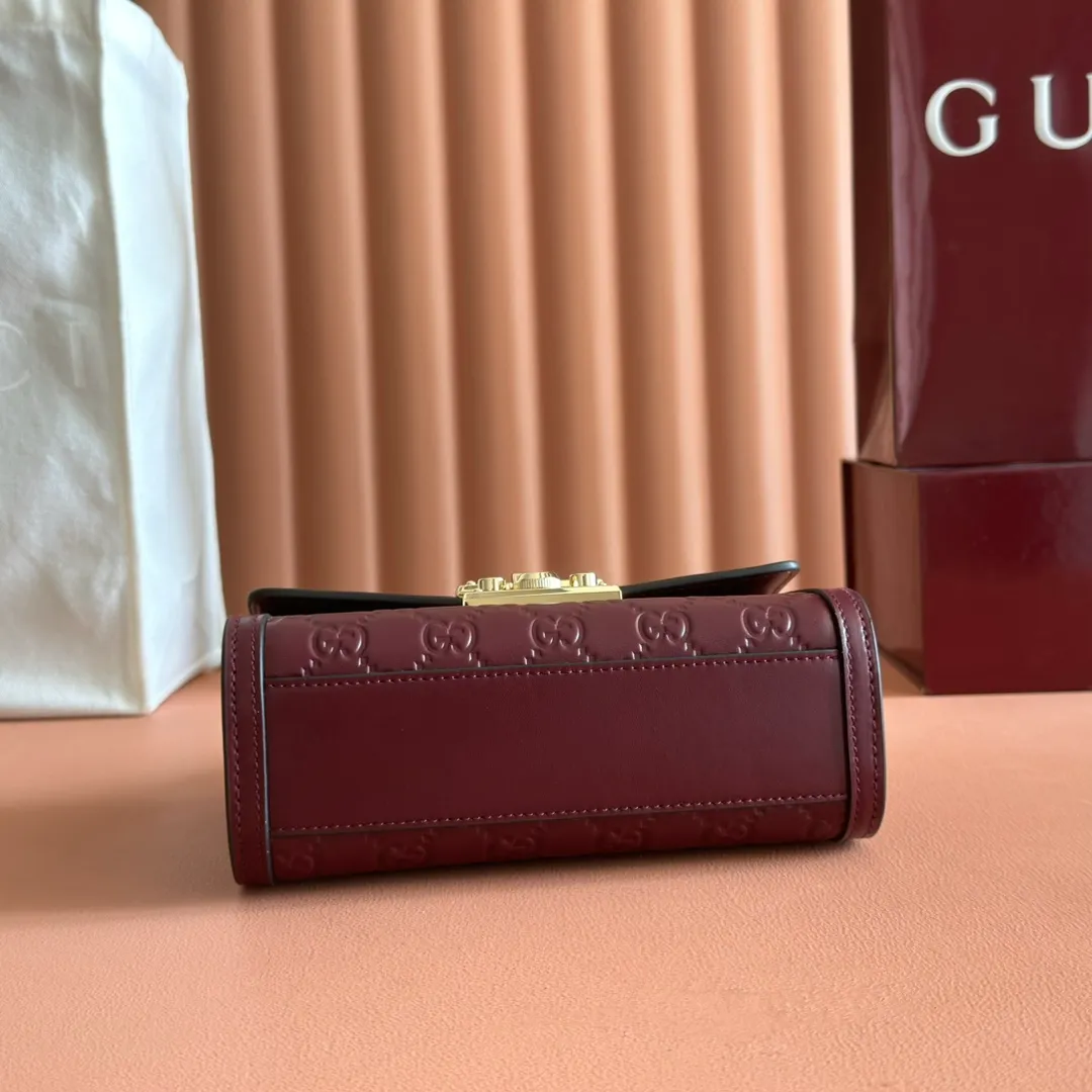 p1240. 💋💋💋 Comes with a full set of original counter packaging [New product] The Padlock series makes a stunning appearance in the 2025 early autumn series with a modern silhouette, unlocking a variety of carrying methods. This style can be worn by hand or cross-body and has a web lining that pays homage to the brand's signature elements. Anchor red GG monogram coated fabric Anchor red leather piping Light gold-toned hardware Anchor red cotton lining Interior: one open pocket Outside: one open pocket Carry handles (6 cm height) Removable and adjustable leather shoulder strap (height: 57 cm – 62 cm; length: 103 cm – 123 cm) Padlock clasp with leather keychain Ident No.: 838999. Dimensions: 20cm (W) x 13cm (H) x 8cm (D) Weight: Approx. 0.6kg Color: Encore Red/Embossed. Made in Italy
