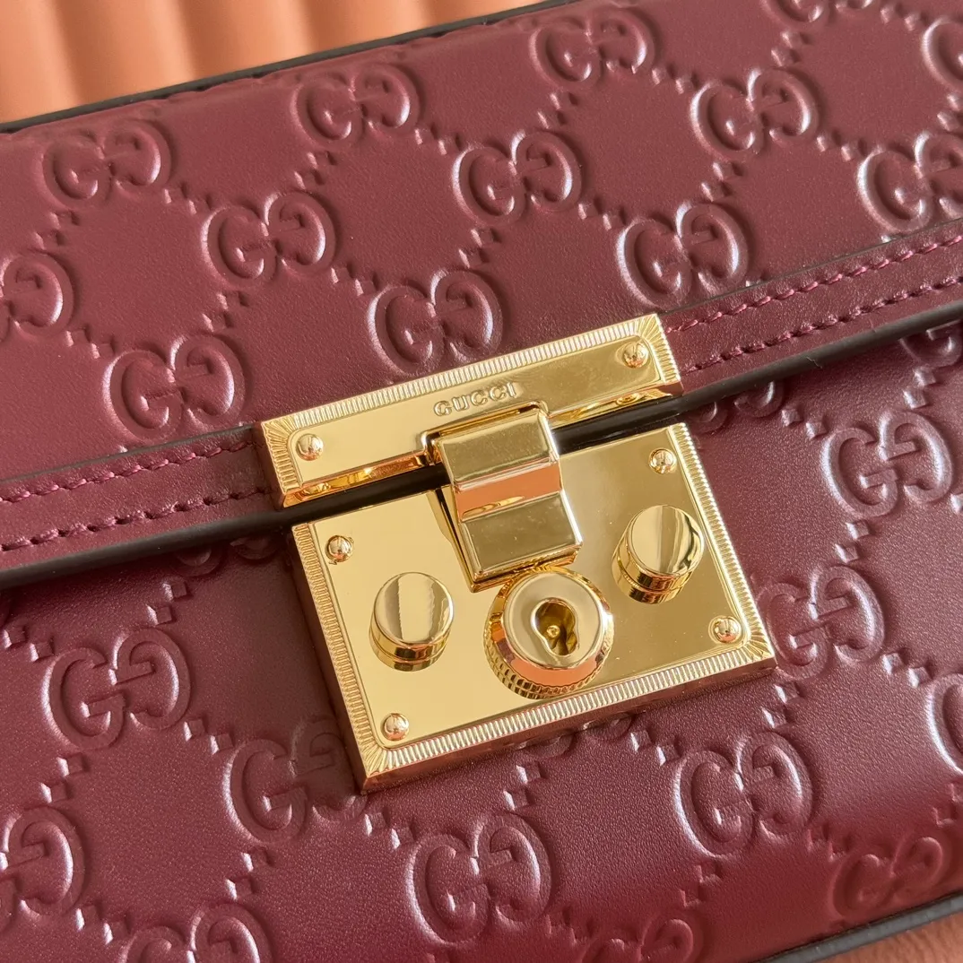 p1240. 💋💋💋 Comes with a full set of original counter packaging [New product] The Padlock series makes a stunning appearance in the 2025 early autumn series with a modern silhouette, unlocking a variety of carrying methods. This style can be worn by hand or cross-body and has a web lining that pays homage to the brand's signature elements. Anchor red GG monogram coated fabric Anchor red leather piping Light gold-toned hardware Anchor red cotton lining Interior: one open pocket Outside: one open pocket Carry handles (6 cm height) Removable and adjustable leather shoulder strap (height: 57 cm – 62 cm; length: 103 cm – 123 cm) Padlock clasp with leather keychain Ident No.: 838999. Dimensions: 20cm (W) x 13cm (H) x 8cm (D) Weight: Approx. 0.6kg Color: Encore Red/Embossed. Made in Italy