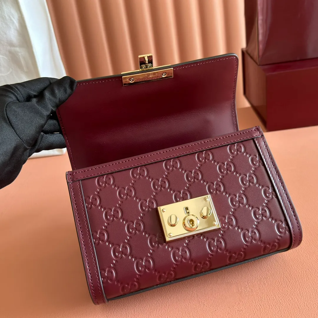 p1240. 💋💋💋 Comes with a full set of original counter packaging [New product] The Padlock series makes a stunning appearance in the 2025 early autumn series with a modern silhouette, unlocking a variety of carrying methods. This style can be worn by hand or cross-body and has a web lining that pays homage to the brand's signature elements. Anchor red GG monogram coated fabric Anchor red leather piping Light gold-toned hardware Anchor red cotton lining Interior: one open pocket Outside: one open pocket Carry handles (6 cm height) Removable and adjustable leather shoulder strap (height: 57 cm – 62 cm; length: 103 cm – 123 cm) Padlock clasp with leather keychain Ident No.: 838999. Dimensions: 20cm (W) x 13cm (H) x 8cm (D) Weight: Approx. 0.6kg Color: Encore Red/Embossed. Made in Italy