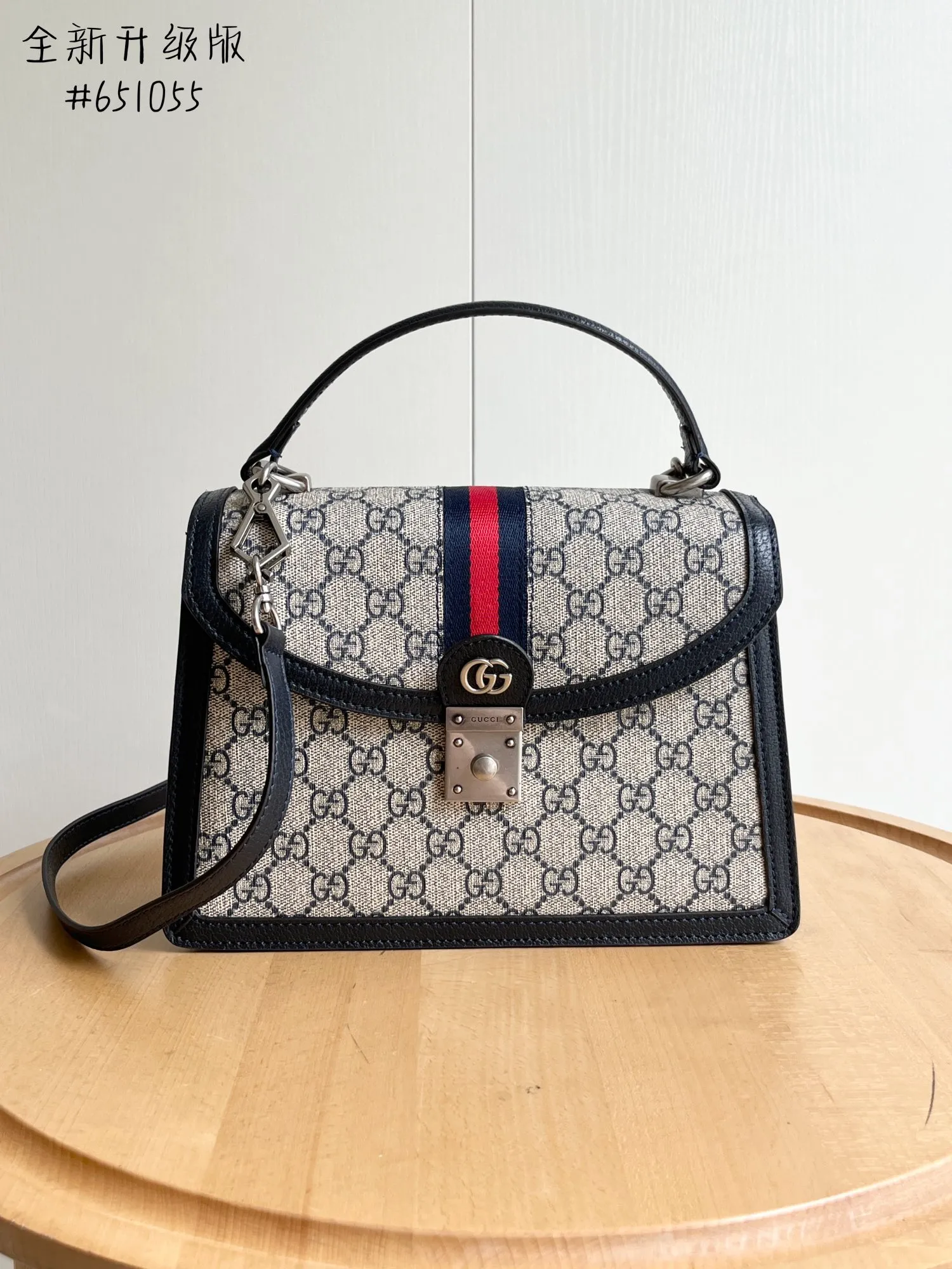 Actual shot #💰340 Style number: 651055 original leather Size: 25*17.5*7cm Gucci💝💝Ophidia series brings amazing new products every season. This handbag is one of the Epilogue series and is equipped with a detachable shoulder strap. The square retro shape combines the brand's classic striped webbing and Double G styling accessories. This accessory is inspired by the Gucci archive belt buckle design in the 1970s. It has become one of the brand's symbols after a modern aesthetic interpretation. The handbag is made of the brand's iconic Double G pattern canvas.