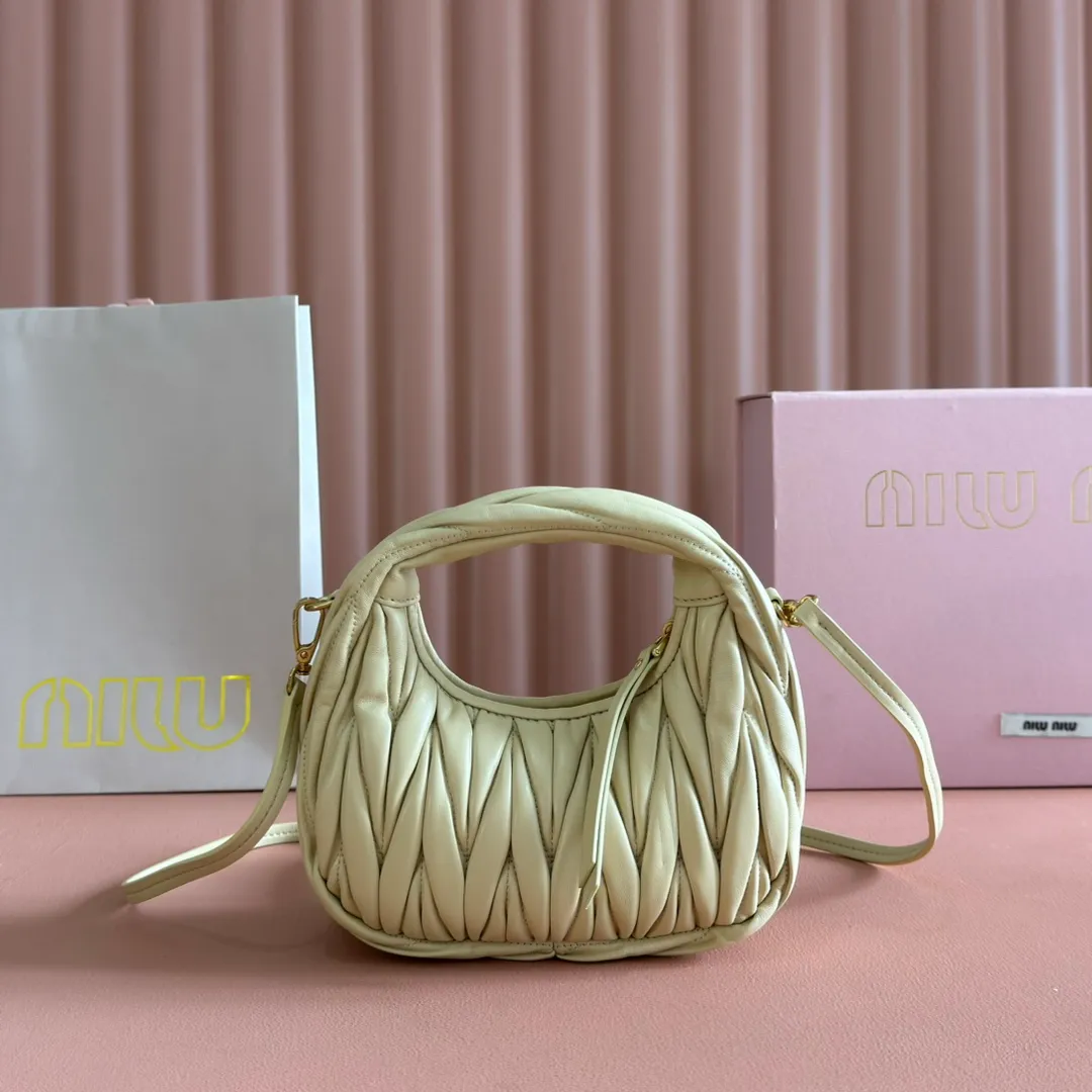 p1460💋💋💋 Equipped with a full set of packaging at the counter [Special grade hardware original leather] Wander Matelasse sheepskin Hobo mini handbag/crossbody bag ~ The golden sheepskin Wander handbag has become one of the classic accessories. This mini handbag is made of Matalasse sheep leather, using exquisite craftsmanship to create a three-dimensional effect, showing exquisite elegance. Presenting the Hobo bag style, blending retro style and modern elegance, it has become a new synonym for modern femininity. ～Golden hardware ～Zipper closure ～Metal lettering logo on the front ～Cotton satin lining Size: W17.5×H14×D5.5cm Number: 5BP156