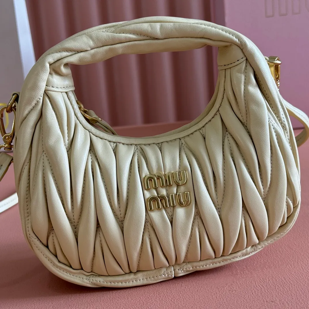 p1460💋💋💋 Equipped with a full set of packaging at the counter [Special grade hardware original leather] Wander Matelasse sheepskin Hobo mini handbag/crossbody bag ~ The golden sheepskin Wander handbag has become one of the classic accessories. This mini handbag is made of Matalasse sheep leather, using exquisite craftsmanship to create a three-dimensional effect, showing exquisite elegance. Presenting the Hobo bag style, blending retro style and modern elegance, it has become a new synonym for modern femininity. ～Golden hardware ～Zipper closure ～Metal lettering logo on the front ～Cotton satin lining Size: W17.5×H14×D5.5cm Number: 5BP156