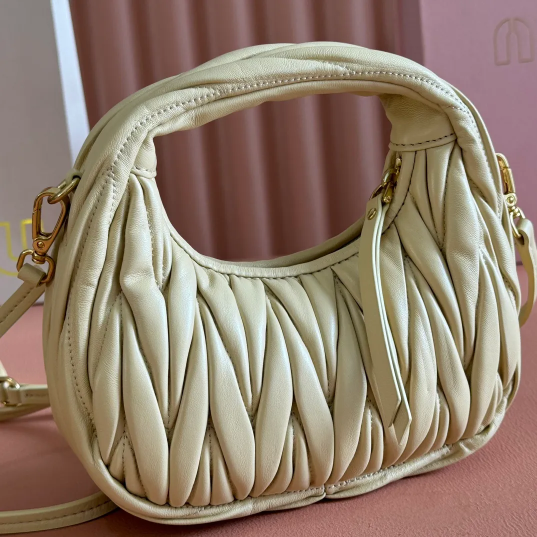 p1460💋💋💋 Equipped with a full set of packaging at the counter [Special grade hardware original leather] Wander Matelasse sheepskin Hobo mini handbag/crossbody bag ~ The golden sheepskin Wander handbag has become one of the classic accessories. This mini handbag is made of Matalasse sheep leather, using exquisite craftsmanship to create a three-dimensional effect, showing exquisite elegance. Presenting the Hobo bag style, blending retro style and modern elegance, it has become a new synonym for modern femininity. ～Golden hardware ～Zipper closure ～Metal lettering logo on the front ～Cotton satin lining Size: W17.5×H14×D5.5cm Number: 5BP156