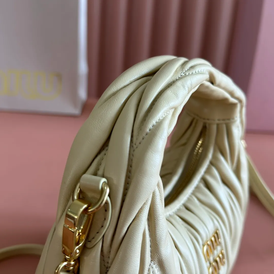 p1460💋💋💋 Equipped with a full set of packaging at the counter [Special grade hardware original leather] Wander Matelasse sheepskin Hobo mini handbag/crossbody bag ~ The golden sheepskin Wander handbag has become one of the classic accessories. This mini handbag is made of Matalasse sheep leather, using exquisite craftsmanship to create a three-dimensional effect, showing exquisite elegance. Presenting the Hobo bag style, blending retro style and modern elegance, it has become a new synonym for modern femininity. ～Golden hardware ～Zipper closure ～Metal lettering logo on the front ～Cotton satin lining Size: W17.5×H14×D5.5cm Number: 5BP156