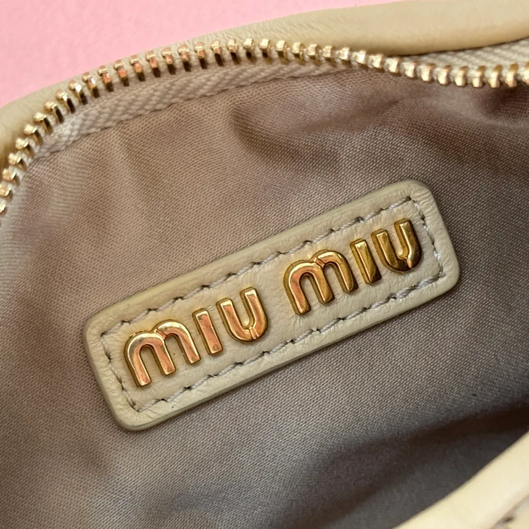 p1460💋💋💋 Equipped with a full set of packaging at the counter [Special grade hardware original leather] Wander Matelasse sheepskin Hobo mini handbag/crossbody bag ~ The golden sheepskin Wander handbag has become one of the classic accessories. This mini handbag is made of Matalasse sheep leather, using exquisite craftsmanship to create a three-dimensional effect, showing exquisite elegance. Presenting the Hobo bag style, blending retro style and modern elegance, it has become a new synonym for modern femininity. ～Golden hardware ～Zipper closure ～Metal lettering logo on the front ～Cotton satin lining Size: W17.5×H14×D5.5cm Number: 5BP156