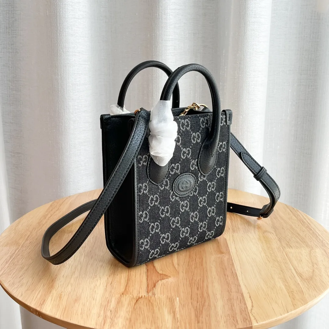 Actual shot #💰240 Model: 671623 Size: 16×20×7cm 𝙂𝙪𝙘𝙘𝙞 𝙍𝙚𝙩𝙧𝙤 Mini Tote Bag Shoulder Strap 🉑️ Adjustment Since the advent of Retro mini tote, the interlocking double G-straight has been one of the iconic elements of the brand. Familiar brand symbols combined with leather details make this tote a centerpiece. The classic double G letter intertwined canvas material makes the entire design exude strong brand connotation.