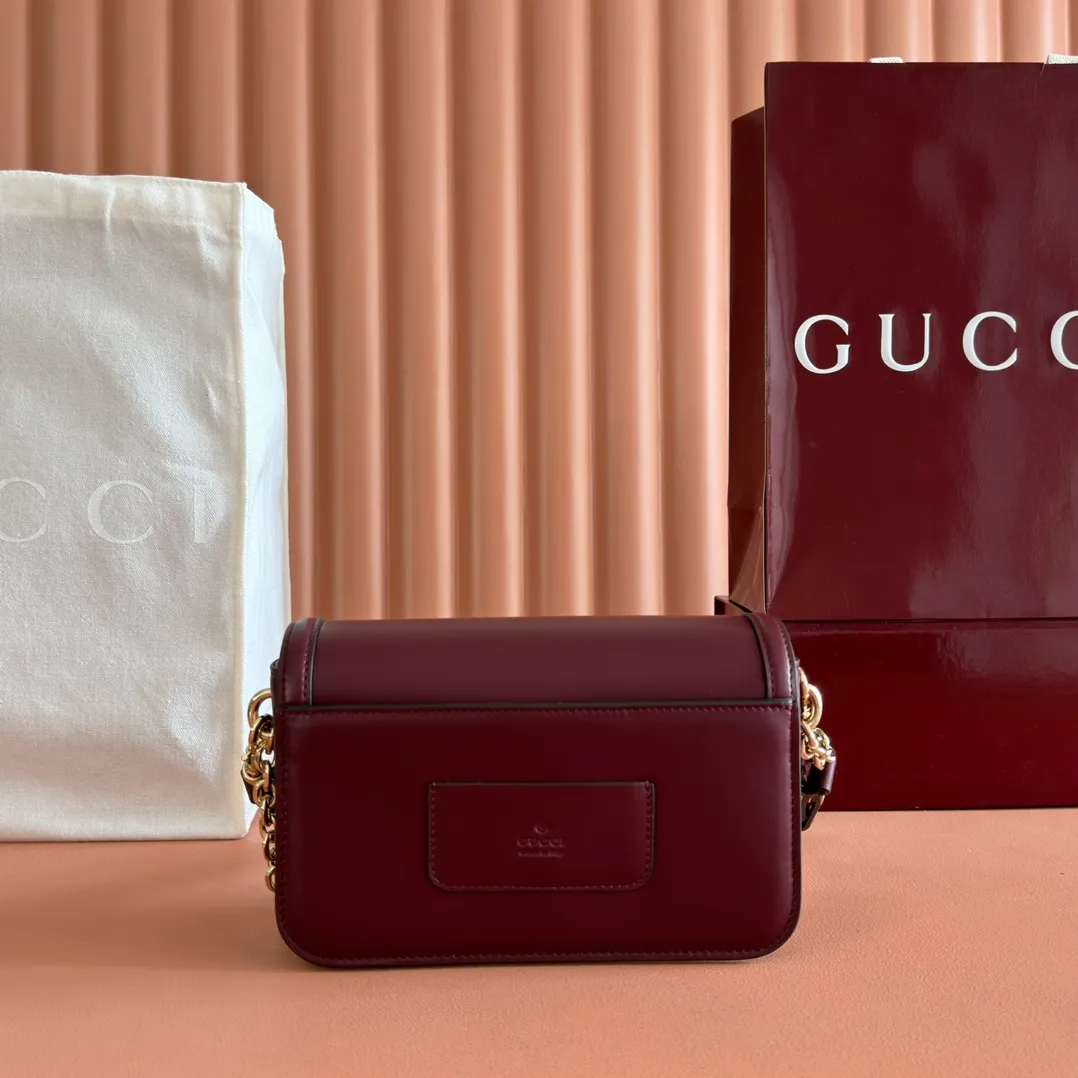 p1500💋💋💋【Full package at counter】The Gucci Go series is designed for sports. This shoulder bag is made of exquisite and lightweight GG Monogram blue denim, with an elegant chain strap, adding another dazzling masterpiece to the 2025 spring and summer series. The interior layout of the bag is also very practical, with a removable mirror on the back. Brown GG Monogram blue denim Brown leather trim Light gold tone hardware Beige cotton and linen blend lining Interior: Three main compartments, one zipped pocket External: Removable mirror on the rear Chain strap (21 cm high); Detachable and adjustable shoulder strap (27 cm high); Length adjustable between 64 cm and 103 cm Spring clip buckle Model: 826761. Dimensions: 21.5cm (width) x 14cm (height) x 9cm (depth) Weight: approx. 0.8kg Color: burgundy/original leather. Made in Italy