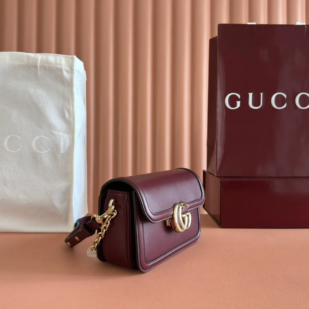 p1500💋💋💋【Full package at counter】The Gucci Go series is designed for sports. This shoulder bag is made of exquisite and lightweight GG Monogram blue denim, with an elegant chain strap, adding another dazzling masterpiece to the 2025 spring and summer series. The interior layout of the bag is also very practical, with a removable mirror on the back. Brown GG Monogram blue denim Brown leather trim Light gold tone hardware Beige cotton and linen blend lining Interior: Three main compartments, one zipped pocket External: Removable mirror on the rear Chain strap (21 cm high); Detachable and adjustable shoulder strap (27 cm high); Length adjustable between 64 cm and 103 cm Spring clip buckle Model: 826761. Dimensions: 21.5cm (width) x 14cm (height) x 9cm (depth) Weight: approx. 0.8kg Color: burgundy/original leather. Made in Italy