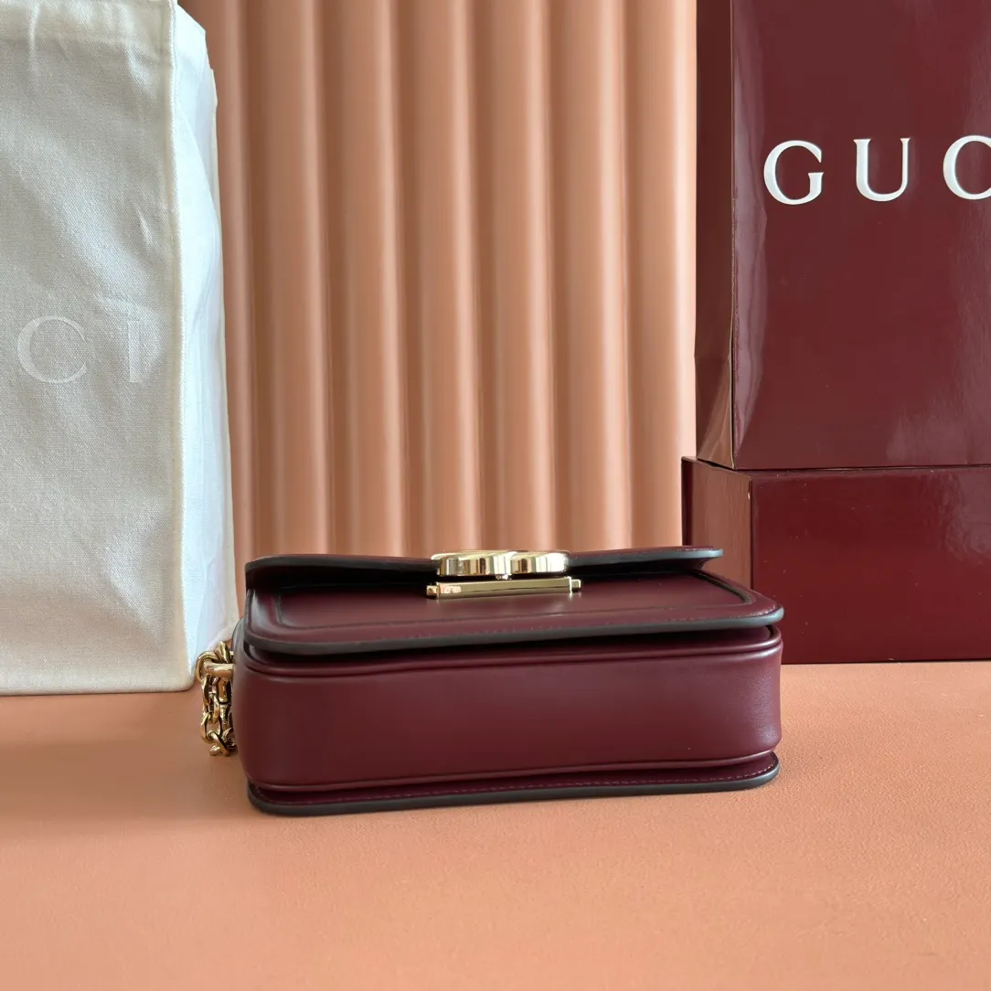 p1500💋💋💋【Full package at counter】The Gucci Go series is designed for sports. This shoulder bag is made of exquisite and lightweight GG Monogram blue denim, with an elegant chain strap, adding another dazzling masterpiece to the 2025 spring and summer series. The interior layout of the bag is also very practical, with a removable mirror on the back. Brown GG Monogram blue denim Brown leather trim Light gold tone hardware Beige cotton and linen blend lining Interior: Three main compartments, one zipped pocket External: Removable mirror on the rear Chain strap (21 cm high); Detachable and adjustable shoulder strap (27 cm high); Length adjustable between 64 cm and 103 cm Spring clip buckle Model: 826761. Dimensions: 21.5cm (width) x 14cm (height) x 9cm (depth) Weight: approx. 0.8kg Color: burgundy/original leather. Made in Italy
