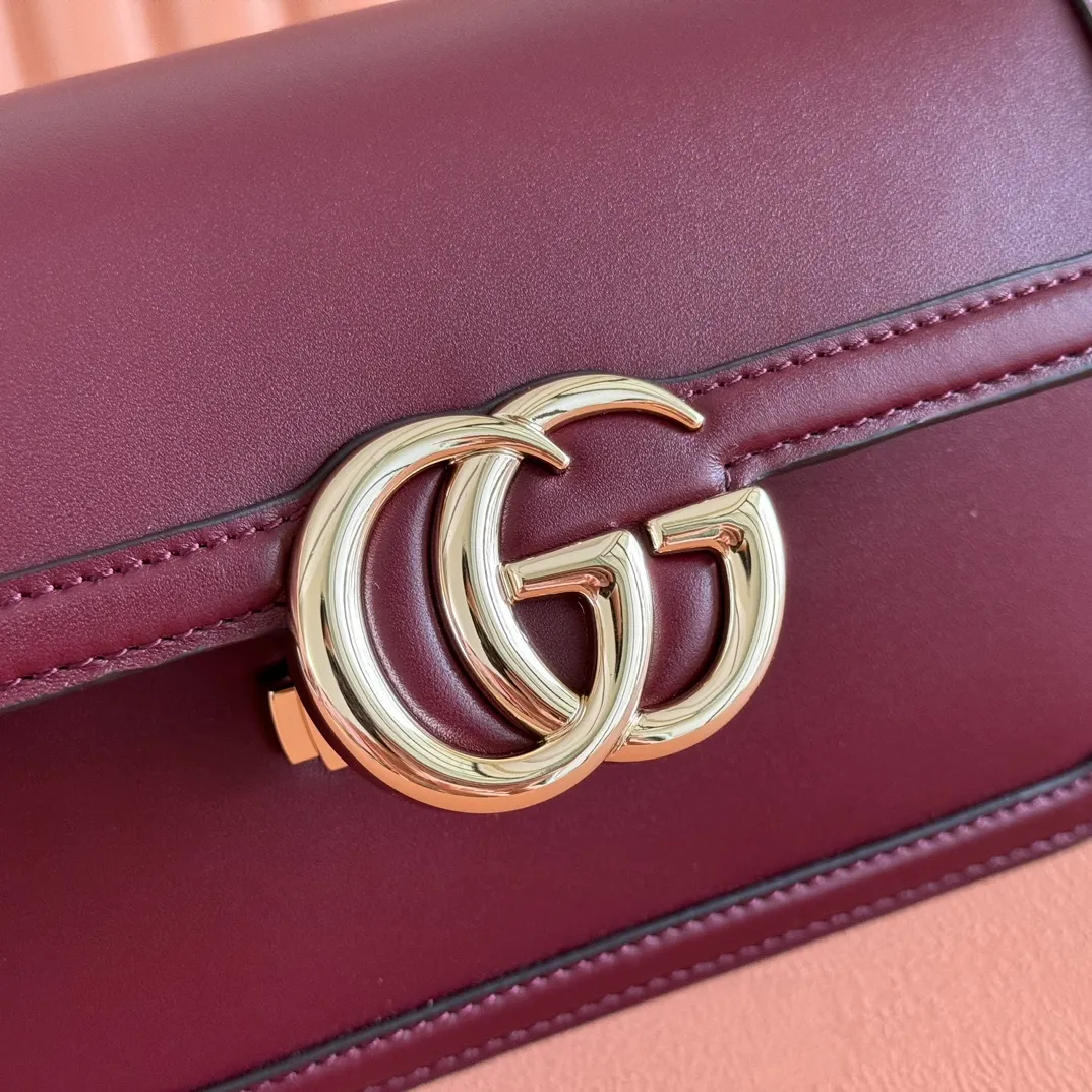 p1500💋💋💋【Full package at counter】The Gucci Go series is designed for sports. This shoulder bag is made of exquisite and lightweight GG Monogram blue denim, with an elegant chain strap, adding another dazzling masterpiece to the 2025 spring and summer series. The interior layout of the bag is also very practical, with a removable mirror on the back. Brown GG Monogram blue denim Brown leather trim Light gold tone hardware Beige cotton and linen blend lining Interior: Three main compartments, one zipped pocket External: Removable mirror on the rear Chain strap (21 cm high); Detachable and adjustable shoulder strap (27 cm high); Length adjustable between 64 cm and 103 cm Spring clip buckle Model: 826761. Dimensions: 21.5cm (width) x 14cm (height) x 9cm (depth) Weight: approx. 0.8kg Color: burgundy/original leather. Made in Italy