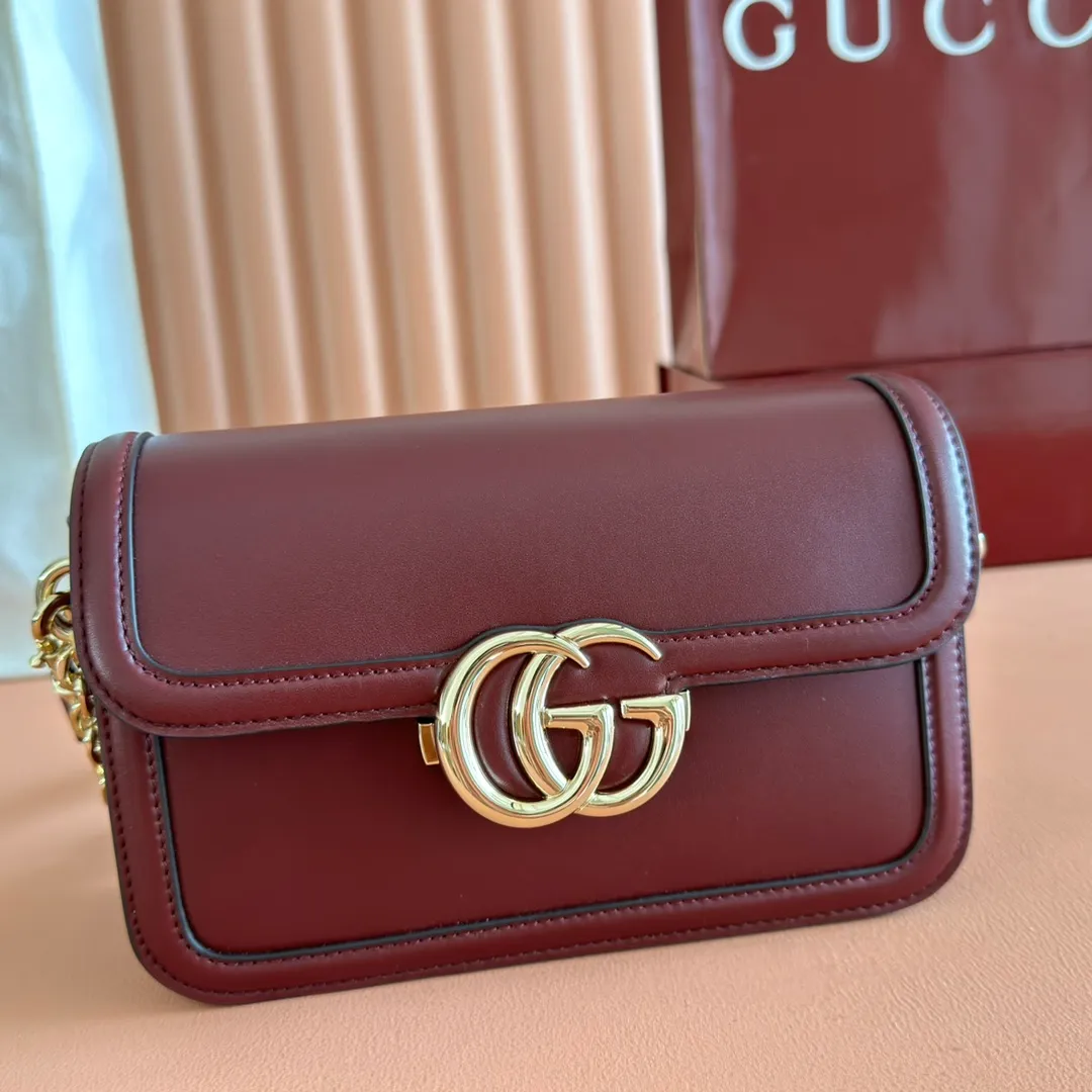 p1500💋💋💋【Full package at counter】The Gucci Go series is designed for sports. This shoulder bag is made of exquisite and lightweight GG Monogram blue denim, with an elegant chain strap, adding another dazzling masterpiece to the 2025 spring and summer series. The interior layout of the bag is also very practical, with a removable mirror on the back. Brown GG Monogram blue denim Brown leather trim Light gold tone hardware Beige cotton and linen blend lining Interior: Three main compartments, one zipped pocket External: Removable mirror on the rear Chain strap (21 cm high); Detachable and adjustable shoulder strap (27 cm high); Length adjustable between 64 cm and 103 cm Spring clip buckle Model: 826761. Dimensions: 21.5cm (width) x 14cm (height) x 9cm (depth) Weight: approx. 0.8kg Color: burgundy/original leather. Made in Italy