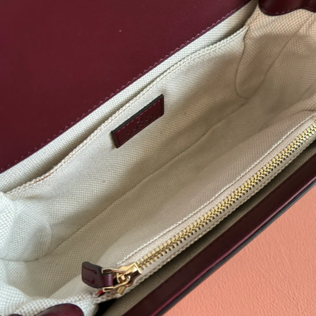 p1500💋💋💋【Full package at counter】The Gucci Go series is designed for sports. This shoulder bag is made of exquisite and lightweight GG Monogram blue denim, with an elegant chain strap, adding another dazzling masterpiece to the 2025 spring and summer series. The interior layout of the bag is also very practical, with a removable mirror on the back. Brown GG Monogram blue denim Brown leather trim Light gold tone hardware Beige cotton and linen blend lining Interior: Three main compartments, one zipped pocket External: Removable mirror on the rear Chain strap (21 cm high); Detachable and adjustable shoulder strap (27 cm high); Length adjustable between 64 cm and 103 cm Spring clip buckle Model: 826761. Dimensions: 21.5cm (width) x 14cm (height) x 9cm (depth) Weight: approx. 0.8kg Color: burgundy/original leather. Made in Italy