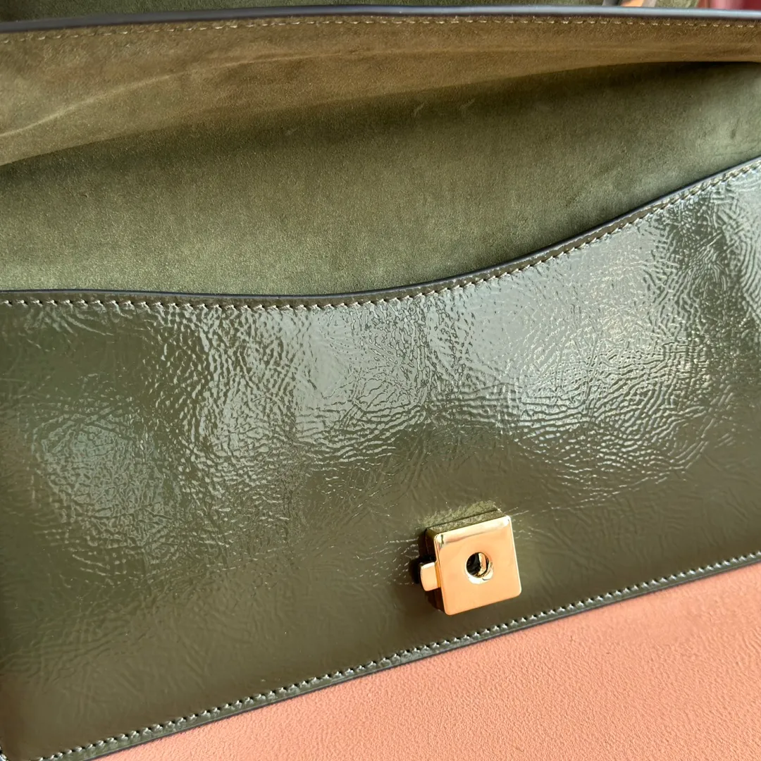 p1440. 💋💋💋"With full set of original counter packaging" [New product] This new product in the Dionysus series is crafted from black cow leather. It has a double tiger head lock buckle with a clamshell design. The sliding chain can freely adjust the length to create different styles. Forest green patent leather Light gold tone hardware Forest green microfiber lining Tiger head detail Internal zip compartment Flap pocket Double baffles Sliding chain strap that can be used as a shoulder strap (43cm high) or top handle (24cm high). Pin buckle, side opening Weight: approx. 0.8 kg Model number: 795005. Dimensions: 28cm (W) x 16cm (H) x 10.5cm (D) Colour: Forest green patent leather. Made in Italy