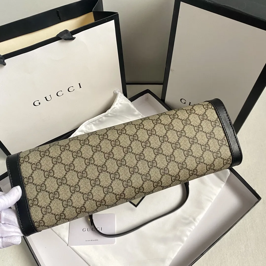 Upgraded version of real shot #💰300 Model number: 479197 large size: 35x23x14cm Gucci padlock series lock double shoulder strap shoulder bag. It is characterized by generous comfort and good accommodation. Office workers can accommodate A4 paper files and computers, and short trips can put a few clothes and basic daily necessities. It is also the best choice for going out😎Upgraded hardware texture up✅Double lining pockets and zipper lining