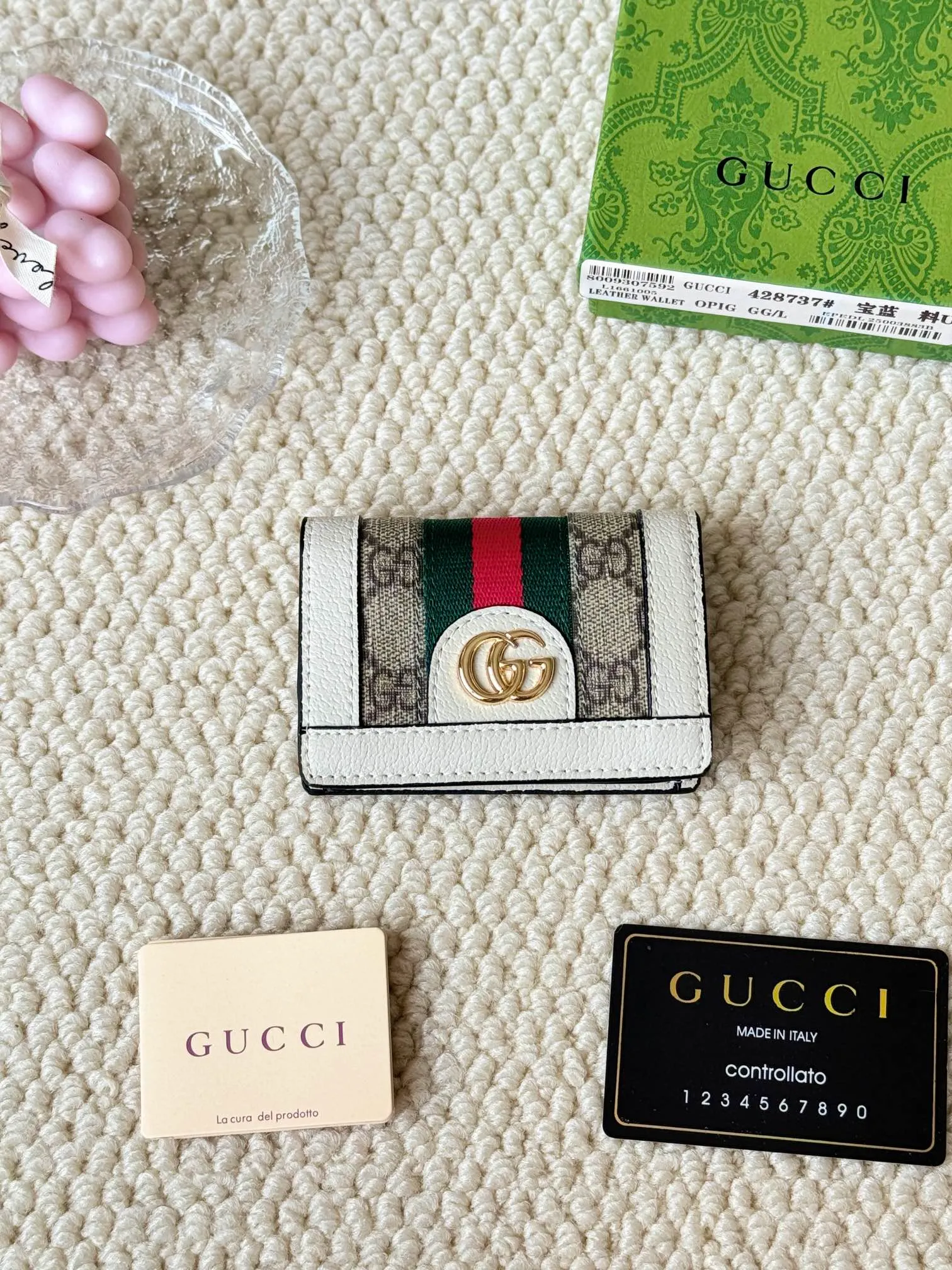 💰120 Gucci folding card holder with eye-catching signature Double G hardware. Made of canvas with webbing for a textured look. Model: 428737 Size: 10.5×7.5×2.5