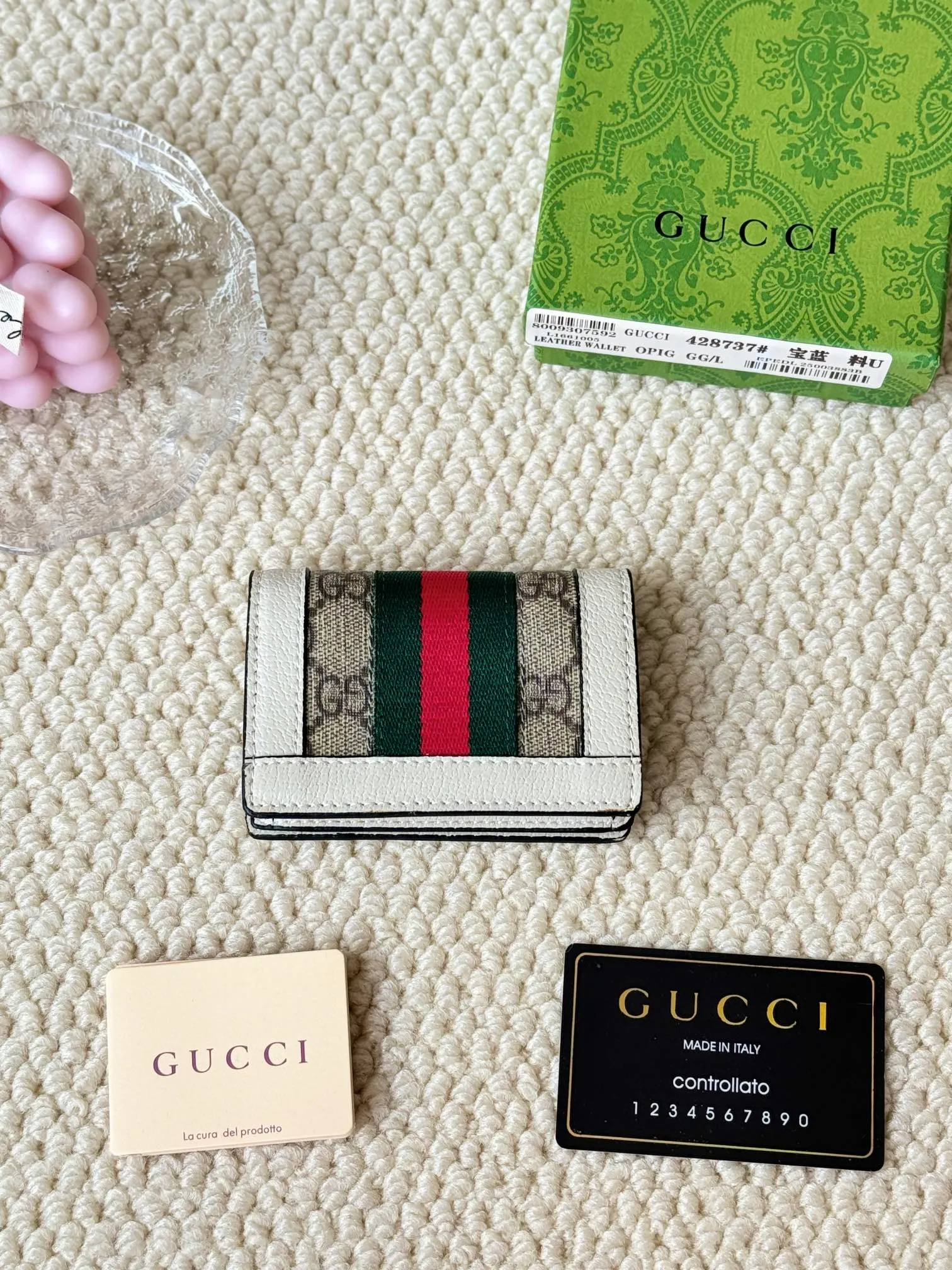💰120 Gucci folding card holder with eye-catching signature Double G hardware. Made of canvas with webbing for a textured look. Model: 428737 Size: 10.5×7.5×2.5