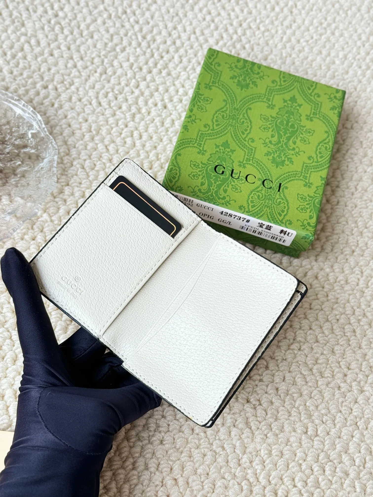 💰120 Gucci folding card holder with eye-catching signature Double G hardware. Made of canvas with webbing for a textured look. Model: 428737 Size: 10.5×7.5×2.5