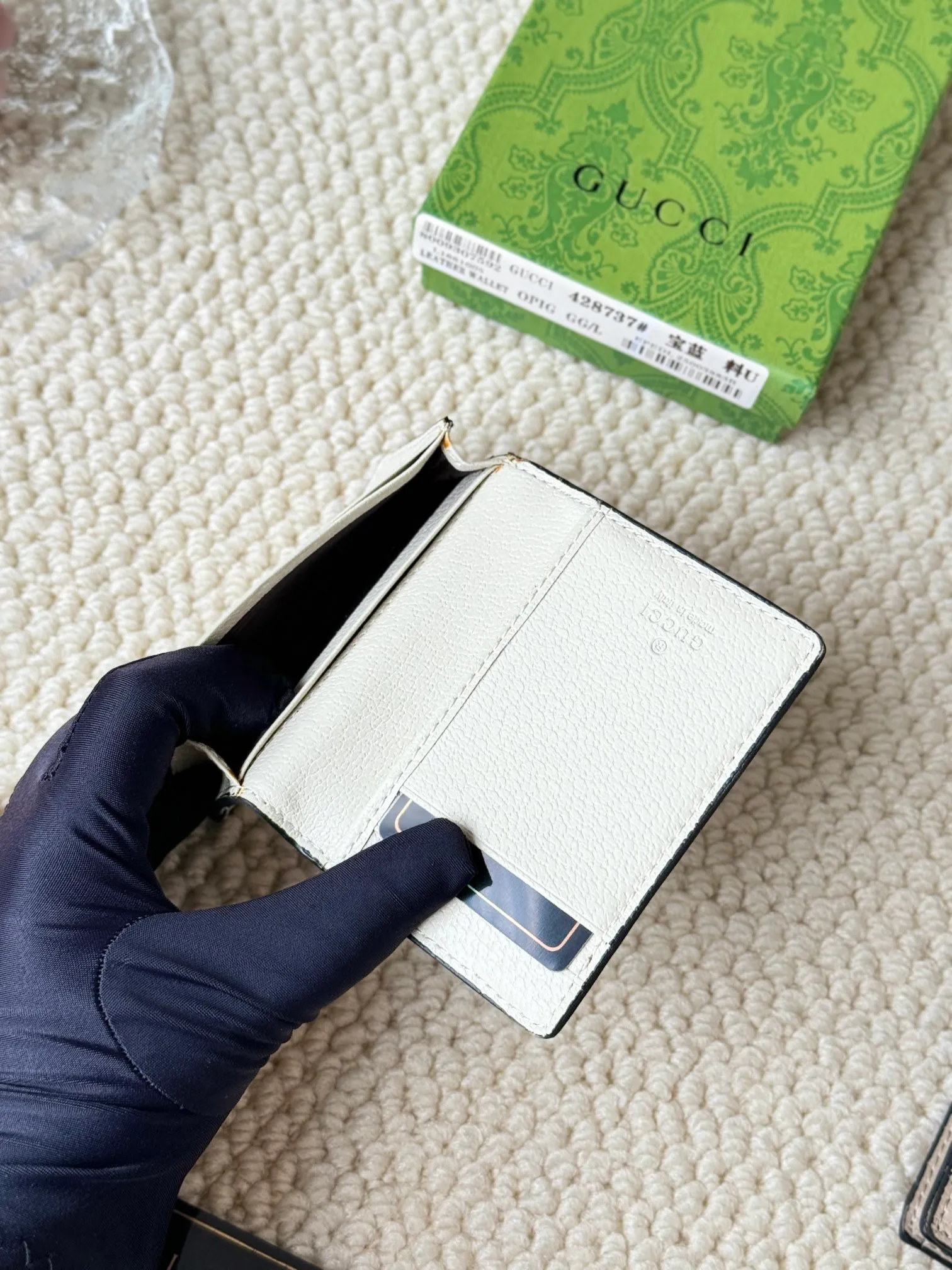 💰120 Gucci folding card holder with eye-catching signature Double G hardware. Made of canvas with webbing for a textured look. Model: 428737 Size: 10.5×7.5×2.5