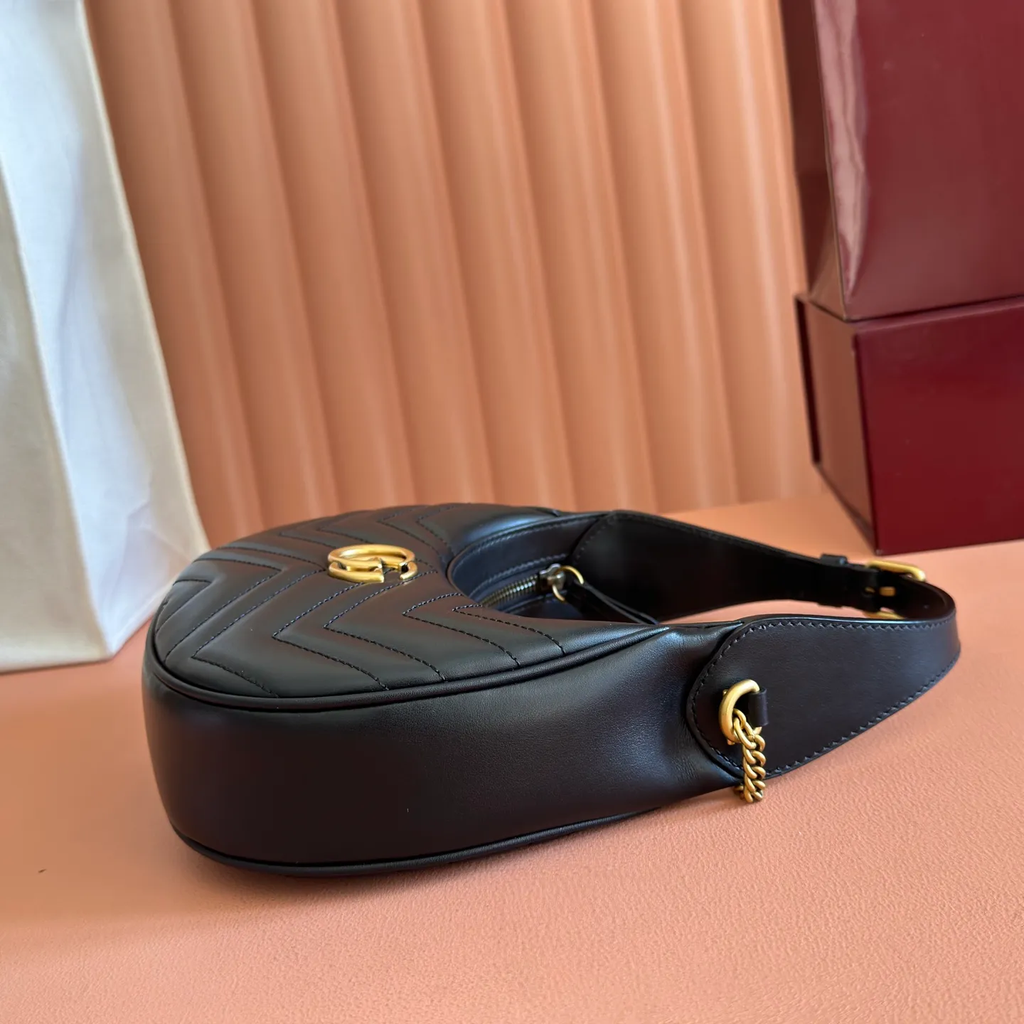 p1120. 📣📣📣【Original leather accessories🌈 Equipped with full counter packaging】🔥🔥This mini handbag adopts a crescent-shaped outline and textured black leather material, exuding a strong retro style. Retro elements are combined with archival designs or fashionable details to present a new design that transcends the limitations of time and space. The brand's deep fascination with its past is evident at every turn, and this compact accessory is no exception. Made of soft natural grained cowhide from the counter and high-end smooth shiny bronze hardware from the market. Model: 699514 Size: 21x11x5cm Color: Black