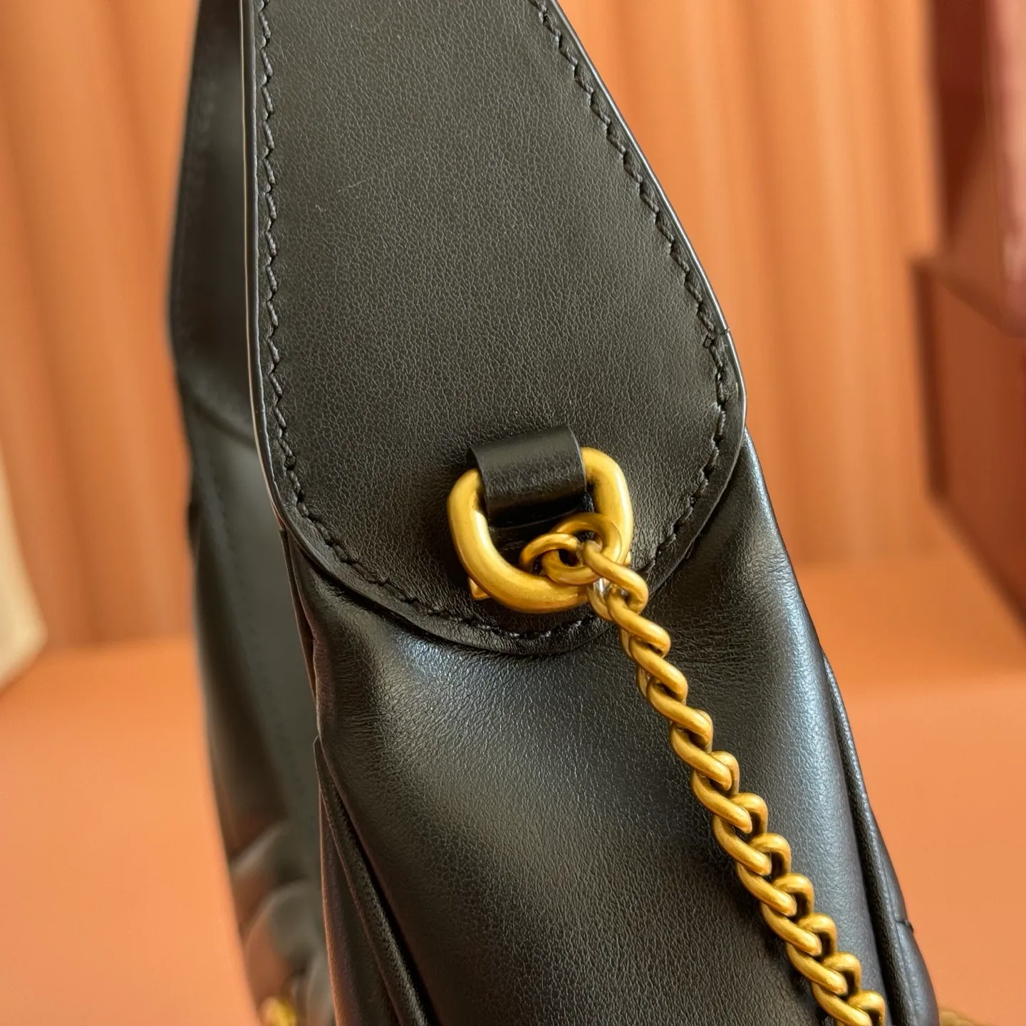 p1120. 📣📣📣【Original leather accessories🌈 Equipped with full counter packaging】🔥🔥This mini handbag adopts a crescent-shaped outline and textured black leather material, exuding a strong retro style. Retro elements are combined with archival designs or fashionable details to present a new design that transcends the limitations of time and space. The brand's deep fascination with its past is evident at every turn, and this compact accessory is no exception. Made of soft natural grained cowhide from the counter and high-end smooth shiny bronze hardware from the market. Model: 699514 Size: 21x11x5cm Color: Black