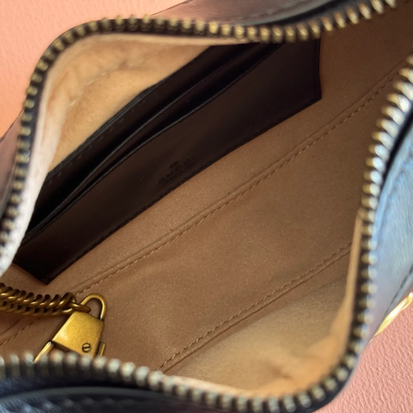 p1120. 📣📣📣【Original leather accessories🌈 Equipped with full counter packaging】🔥🔥This mini handbag adopts a crescent-shaped outline and textured black leather material, exuding a strong retro style. Retro elements are combined with archival designs or fashionable details to present a new design that transcends the limitations of time and space. The brand's deep fascination with its past is evident at every turn, and this compact accessory is no exception. Made of soft natural grained cowhide from the counter and high-end smooth shiny bronze hardware from the market. Model: 699514 Size: 21x11x5cm Color: Black