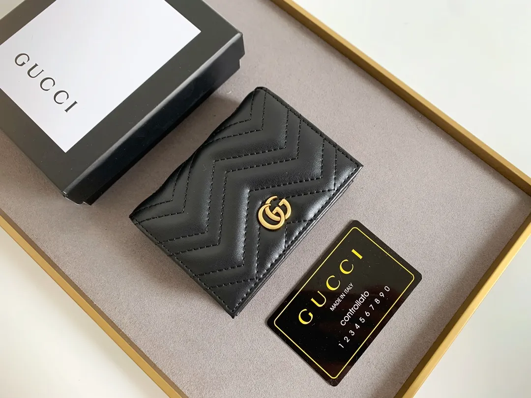 💰150 💎 Top original leather #GUCCI new model, counter quality, real shot. 2021 Early Autumn New Style🔥 GG Marmont Series❣ Flip-top card holder😘 Made of soft quilted V-shaped leather 👍 Refined with top overseas hardware😍! Model: 466492 Size: 11x8.5x3cm.