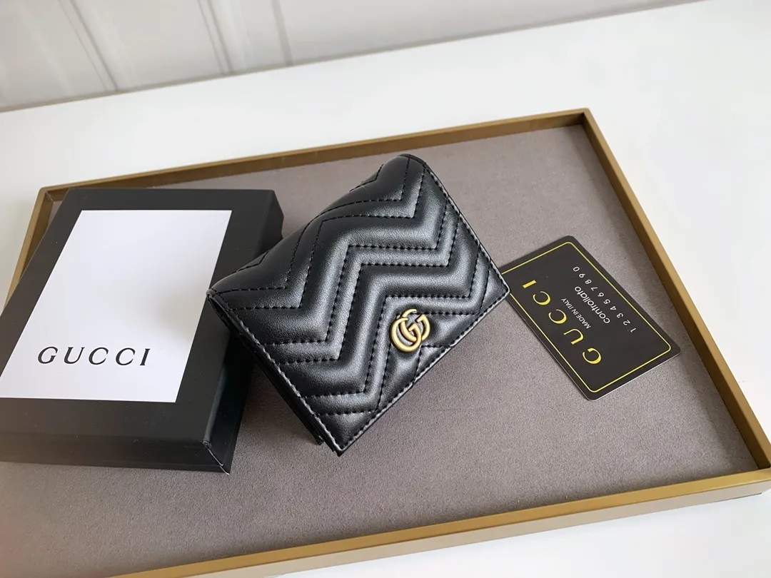 💰150 💎 Top original leather #GUCCI new model, counter quality, real shot. 2021 Early Autumn New Style🔥 GG Marmont Series❣ Flip-top card holder😘 Made of soft quilted V-shaped leather 👍 Refined with top overseas hardware😍! Model: 466492 Size: 11x8.5x3cm.