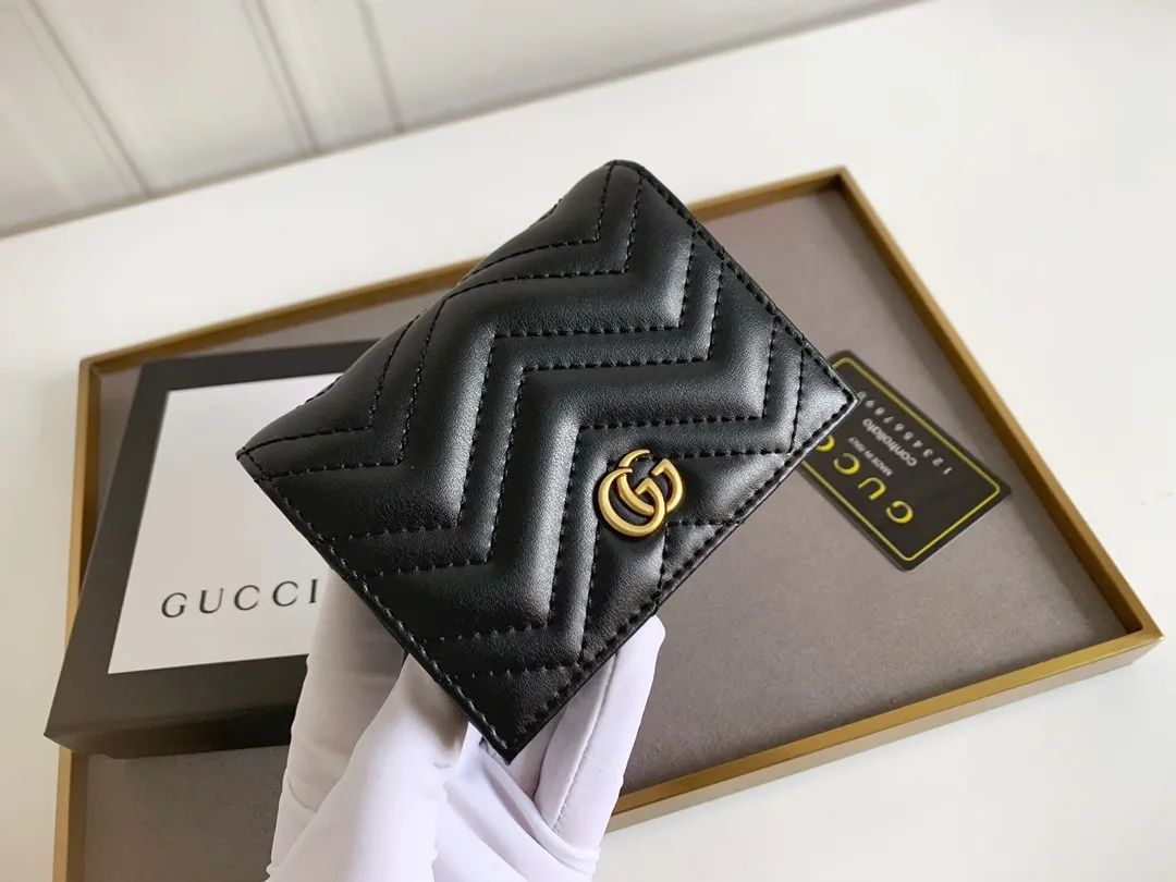 💰150 💎 Top original leather #GUCCI new model, counter quality, real shot. 2021 Early Autumn New Style🔥 GG Marmont Series❣ Flip-top card holder😘 Made of soft quilted V-shaped leather 👍 Refined with top overseas hardware😍! Model: 466492 Size: 11x8.5x3cm.