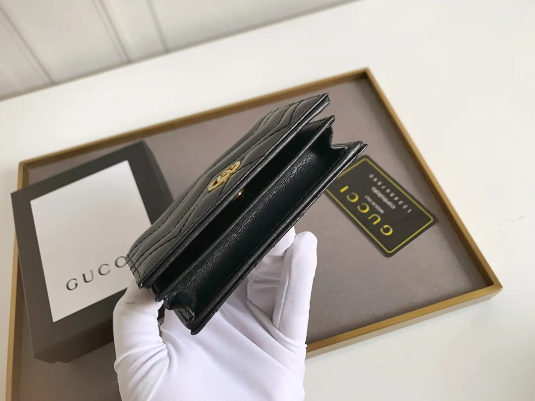 💰150 💎 Top original leather #GUCCI new model, counter quality, real shot. 2021 Early Autumn New Style🔥 GG Marmont Series❣ Flip-top card holder😘 Made of soft quilted V-shaped leather 👍 Refined with top overseas hardware😍! Model: 466492 Size: 11x8.5x3cm.