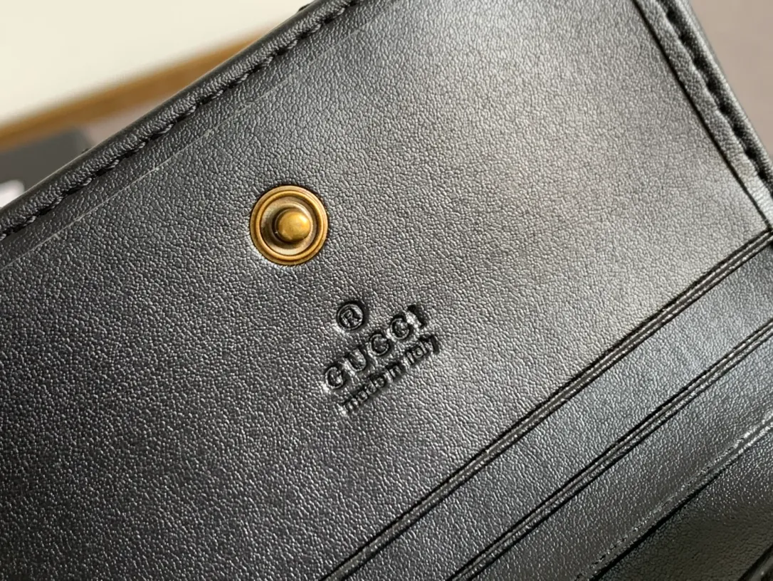 💰150 💎 Top original leather #GUCCI new model, counter quality, real shot. 2021 Early Autumn New Style🔥 GG Marmont Series❣ Flip-top card holder😘 Made of soft quilted V-shaped leather 👍 Refined with top overseas hardware😍! Model: 466492 Size: 11x8.5x3cm.