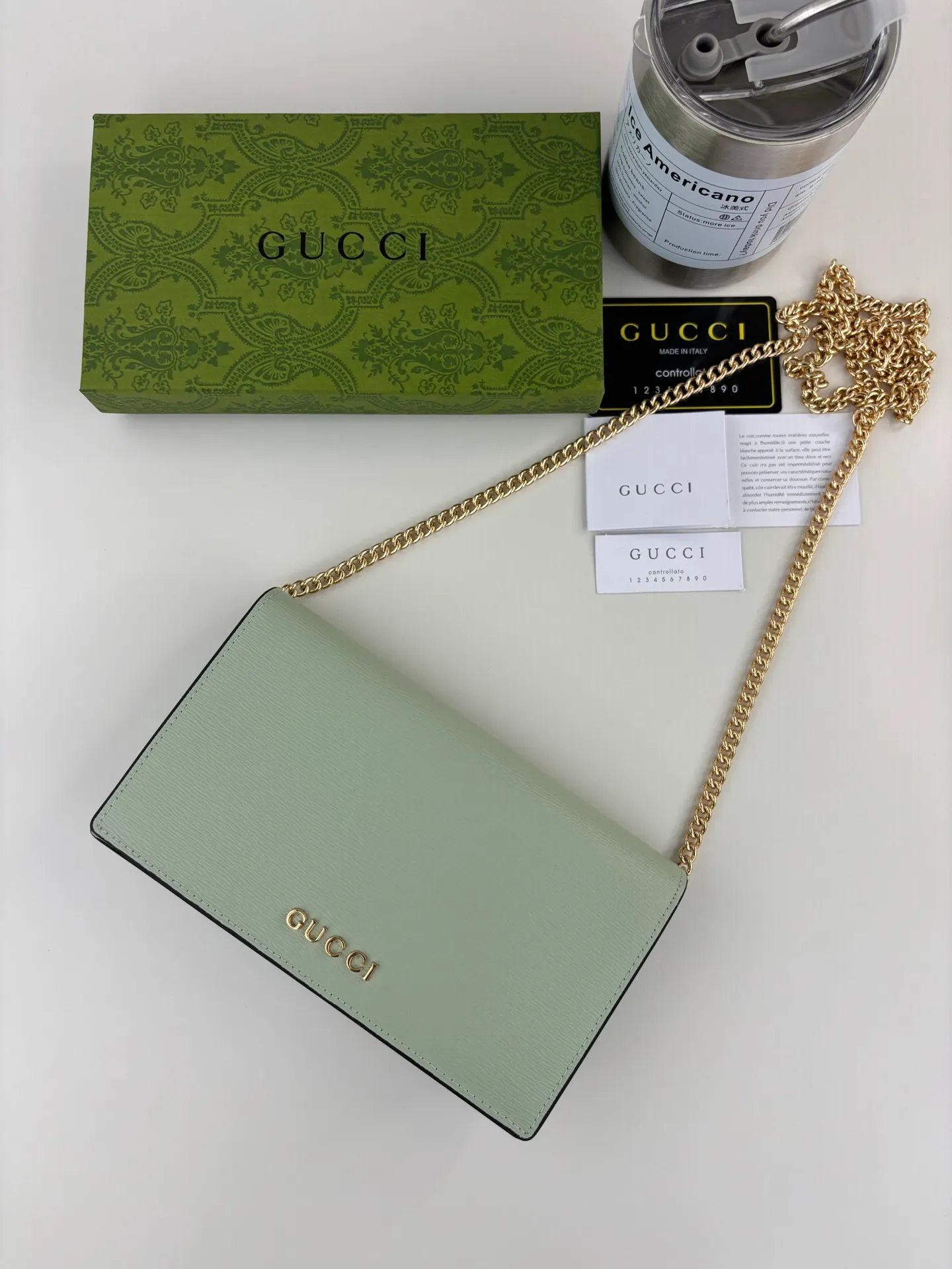 💰230 GUCCl chain wallet with handwritten Gucci logo. The small leather accessories series seamlessly integrates modern fashion elements to create ingenious items with changing styles without losing classic connotation, bringing fresh vitality to formal leather items. This chain wallet is crafted from green leather and features the Gucci logo in gold-tone script. Green leather, gold-tone hardware, taffeta lining, scripted Gucci logo detail, interior: six card compartments, one flat pocket, one zipped gusset pocket and one open compartment, chain strap, snap button closure. Style number: 772643 Size: 20cm x 12.5cm x 4cm Color: Green