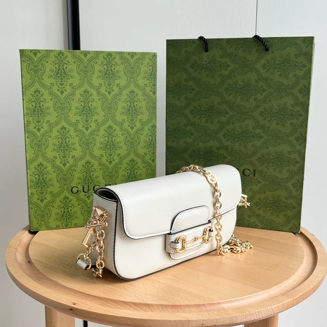 Actual shot #💰290 Style number: 735178 white leather Size: 24✖️13.5✖️7.5cm Gucci Horsebit 1955 Baguette Xiaohongshu’s new backpack has 2 shoulder straps and can be carried in the hand, cross-body or under the armpit. It is flatter and longer than the regular 1955 saddle bag. The chain is very textured. It is perfect for taking pictures when going out👍