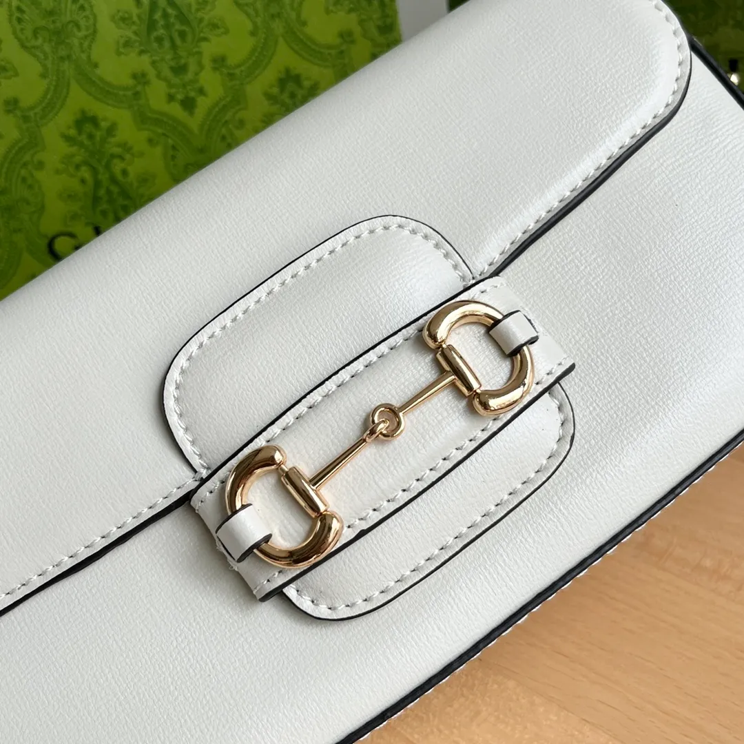 Actual shot #💰290 Style number: 735178 white leather Size: 24✖️13.5✖️7.5cm Gucci Horsebit 1955 Baguette Xiaohongshu’s new backpack has 2 shoulder straps and can be carried in the hand, cross-body or under the armpit. It is flatter and longer than the regular 1955 saddle bag. The chain is very textured. It is perfect for taking pictures when going out👍