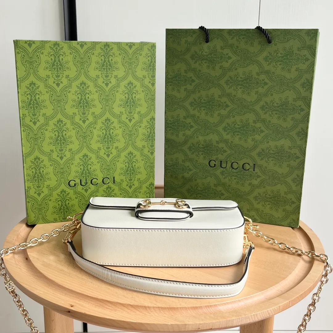 Actual shot #💰290 Style number: 735178 white leather Size: 24✖️13.5✖️7.5cm Gucci Horsebit 1955 Baguette Xiaohongshu’s new backpack has 2 shoulder straps and can be carried in the hand, cross-body or under the armpit. It is flatter and longer than the regular 1955 saddle bag. The chain is very textured. It is perfect for taking pictures when going out👍