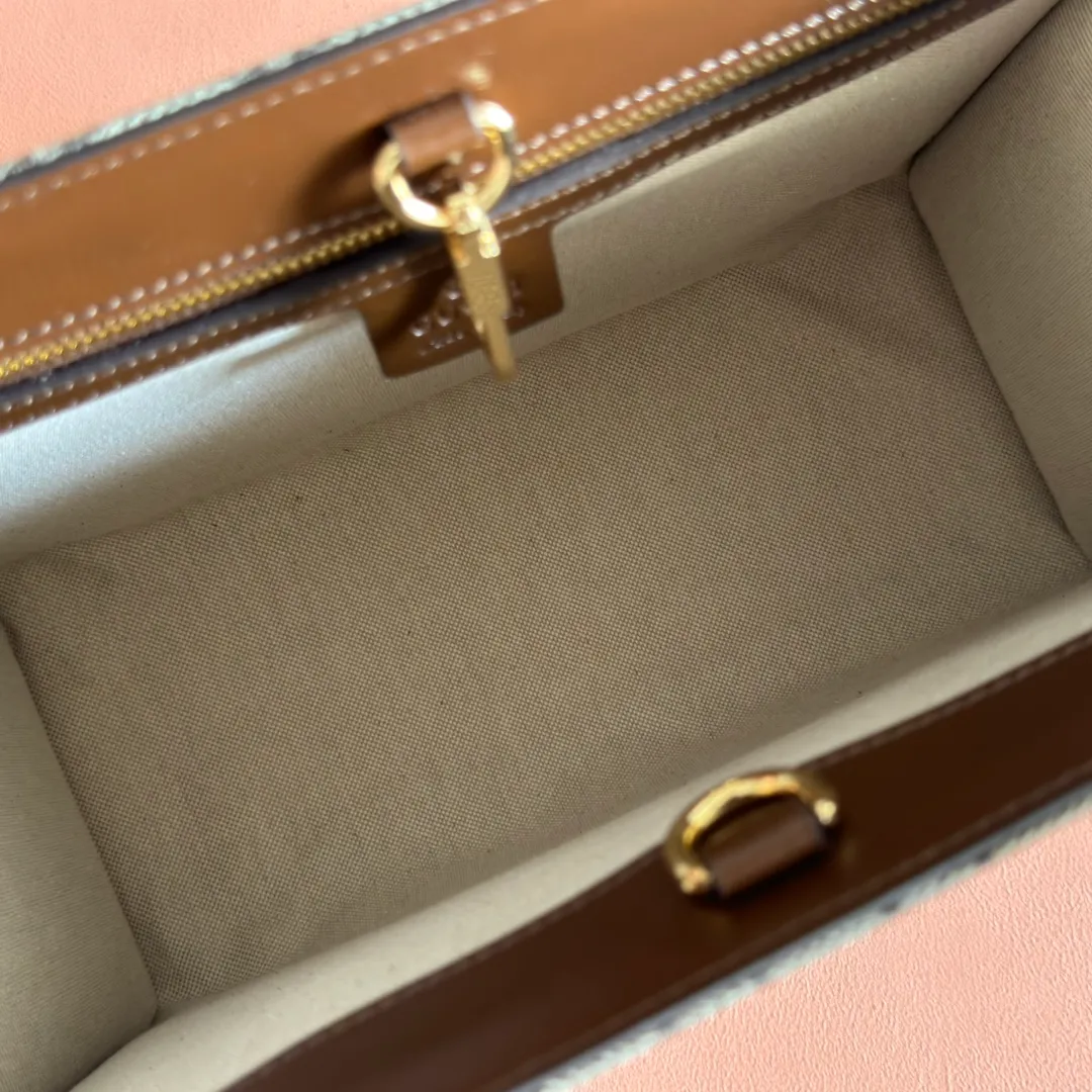 p1100. 💋💋💋[Packaging in Sanya duty-free shop gift bag] Original leather, real photo! Style No. 659983 Brown Brown🎈🎈🎈Dimensions: Width 31X Height 26.5X Side width 14.