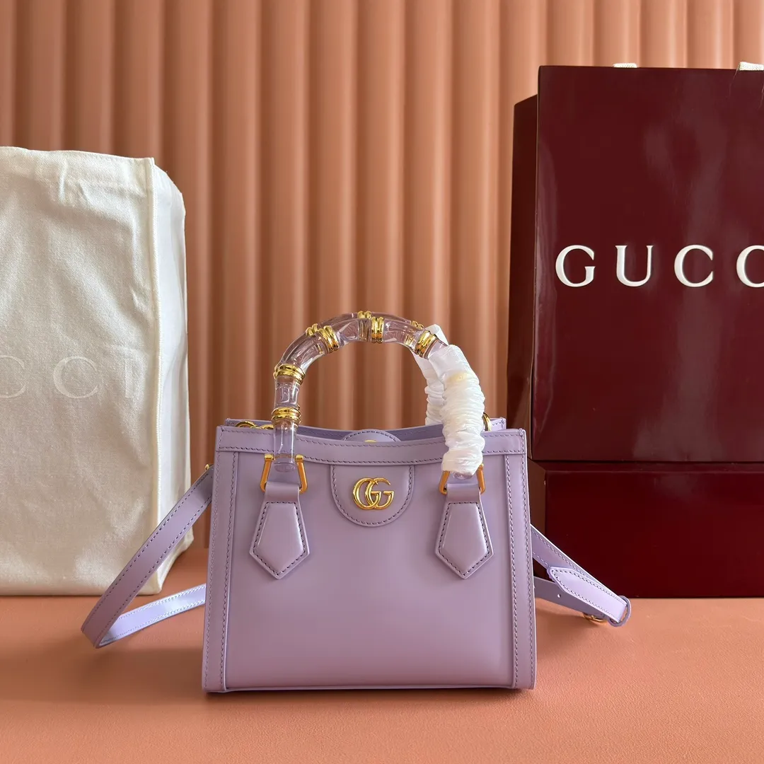 p1560. 💋💋💋【With full set of original counter packaging】【New Product】In the 2025 spring and summer series, the Gucci Diana series reinterprets classic bamboo accessories with resin and brass details. There are many ways to carry it, it can be carried cross-body or on the shoulder. Light purple glossy polished sheepskin Gold-tone hardware Bamboo shaped resin and brass handles Light purple sheepskin lining Double G Interior: One open pocket 8 cm high Removable and adjustable sheepskin shoulder strap (48 to 55 cm high); length adjustable from 93 to 109 cm Ident.: 832936. Dimensions: 20cm (width) x 16cm (height) x 10cm (depth) Weight: approx. 0.95kg Color: light purple full leather. Made in Italy