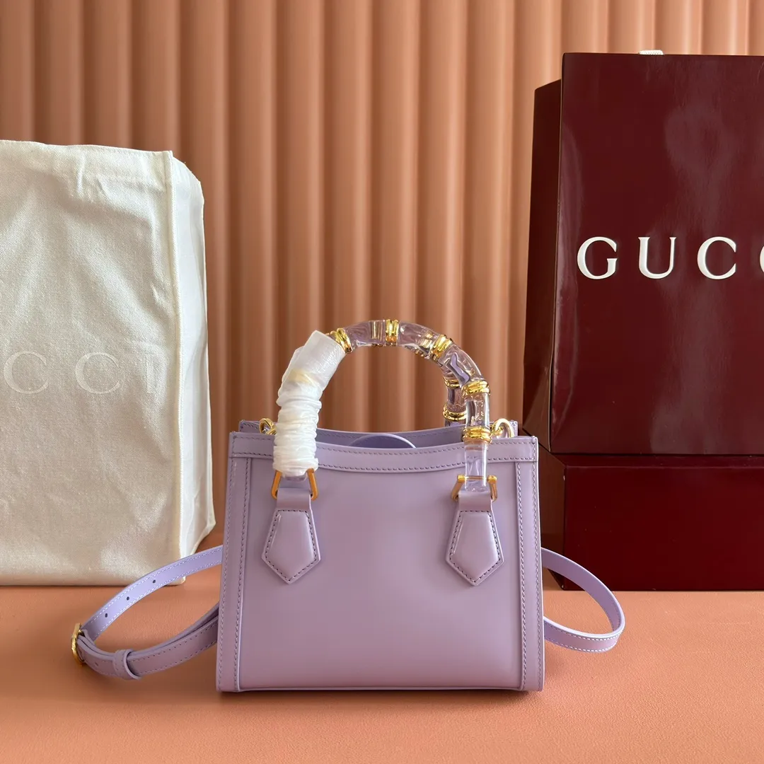 p1560. 💋💋💋【With full set of original counter packaging】【New Product】In the 2025 spring and summer series, the Gucci Diana series reinterprets classic bamboo accessories with resin and brass details. There are many ways to carry it, it can be carried cross-body or on the shoulder. Light purple glossy polished sheepskin Gold-tone hardware Bamboo shaped resin and brass handles Light purple sheepskin lining Double G Interior: One open pocket 8 cm high Removable and adjustable sheepskin shoulder strap (48 to 55 cm high); length adjustable from 93 to 109 cm Ident.: 832936. Dimensions: 20cm (width) x 16cm (height) x 10cm (depth) Weight: approx. 0.95kg Color: light purple full leather. Made in Italy