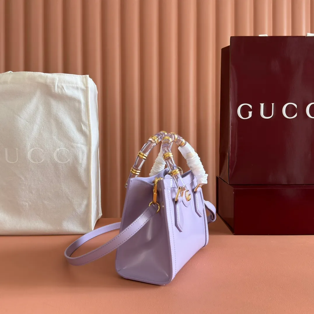 p1560. 💋💋💋【With full set of original counter packaging】【New Product】In the 2025 spring and summer series, the Gucci Diana series reinterprets classic bamboo accessories with resin and brass details. There are many ways to carry it, it can be carried cross-body or on the shoulder. Light purple glossy polished sheepskin Gold-tone hardware Bamboo shaped resin and brass handles Light purple sheepskin lining Double G Interior: One open pocket 8 cm high Removable and adjustable sheepskin shoulder strap (48 to 55 cm high); length adjustable from 93 to 109 cm Ident.: 832936. Dimensions: 20cm (width) x 16cm (height) x 10cm (depth) Weight: approx. 0.95kg Color: light purple full leather. Made in Italy